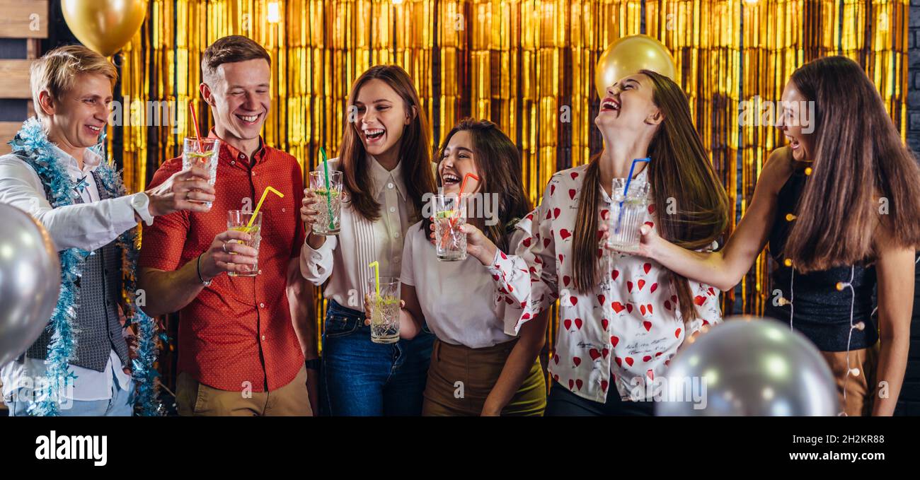 Fête du nouvel an.Groupe de jeunes s'amuser. Banque D'Images