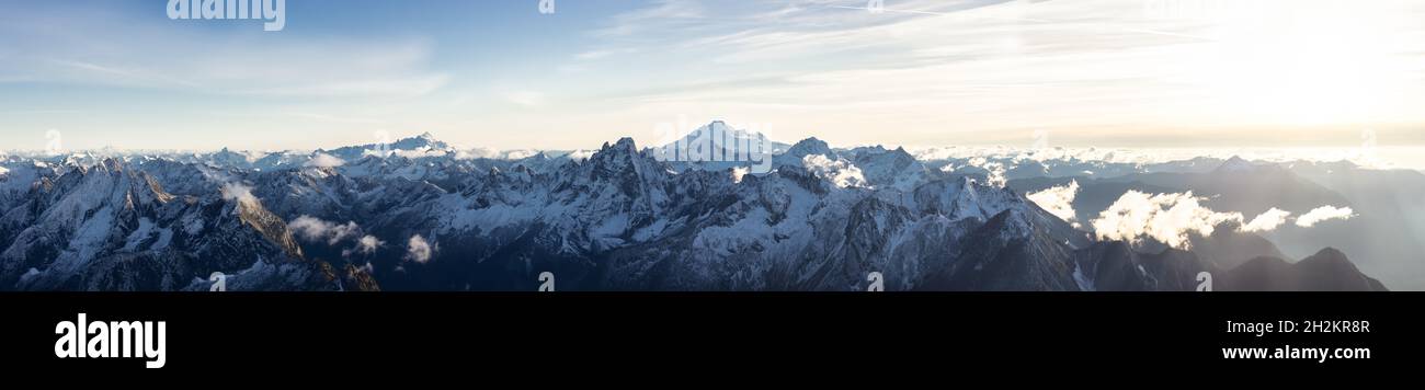 Vue aérienne des montagnes Rocheuses canadiennes avec de la neige au sommet Banque D'Images