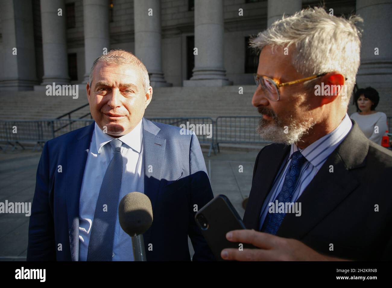 New York, États-Unis.22 octobre 2021.L'homme d'affaires Lev Parnas et son avocat Joseph Bondy quittent la Cour fédérale américaine Thurgood Marshall après un verdict de culpabilité sur des accusations illégales de financement de campagne à New York.Lev Parnas, associé de l'avocat de l'ancien président Donald Trump Rudi Giuliani, a été reconnu coupable d'accusations de violation de la campagne fédérale impliquant d'importantes contributions aux deux campagnes de réélection de Trump Super PAC.Des accusations supplémentaires, partagées avec Andrei Kukushkin, découlent d'une tentative de faciliter l'entrée d'un riche homme d'affaires russe sur le marché naissant de la marijuana récréative à l'ONU Banque D'Images