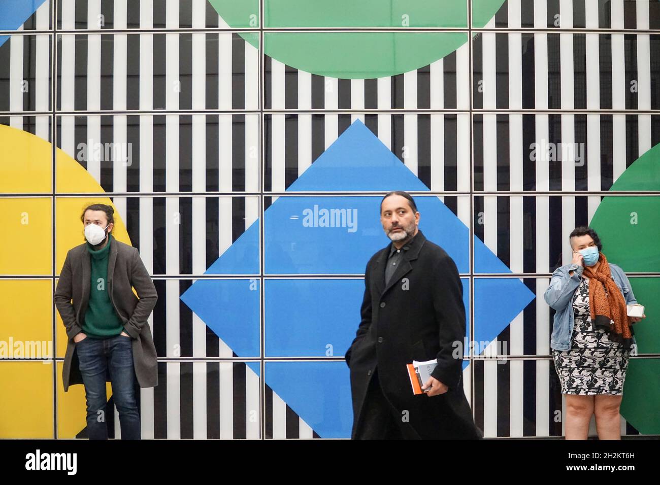 Londres, Royaume-Uni, 22 octobre 2021: À l'intérieur de la gare de Tottenham court Road certains passagers ont leur masque facial, certains ne le font pas.En dépit de la surpopulation des métros et de la hausse des cas dans les écoles, Londres a de faibles taux de coronavirus par rapport à d'autres régions du pays.Anna Watson/Alay Live News Banque D'Images