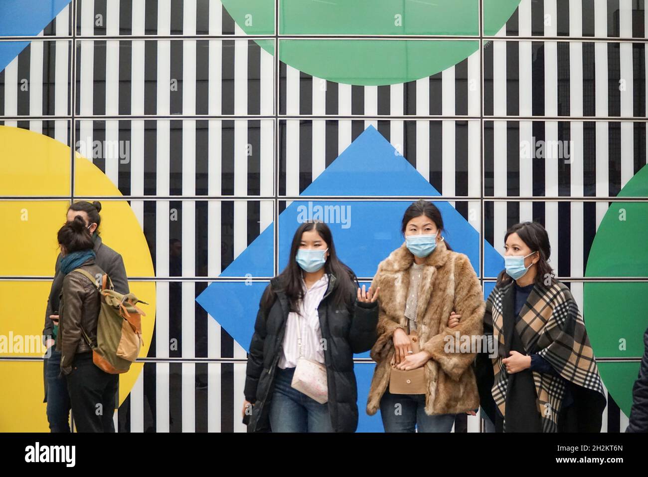 Londres, Royaume-Uni, 22 octobre 2021: À l'intérieur de la gare de Tottenham court Road certains passagers ont leur masque facial, certains ne le font pas.En dépit de la surpopulation des métros et de la hausse des cas dans les écoles, Londres a de faibles taux de coronavirus par rapport à d'autres régions du pays.Anna Watson/Alay Live News Banque D'Images