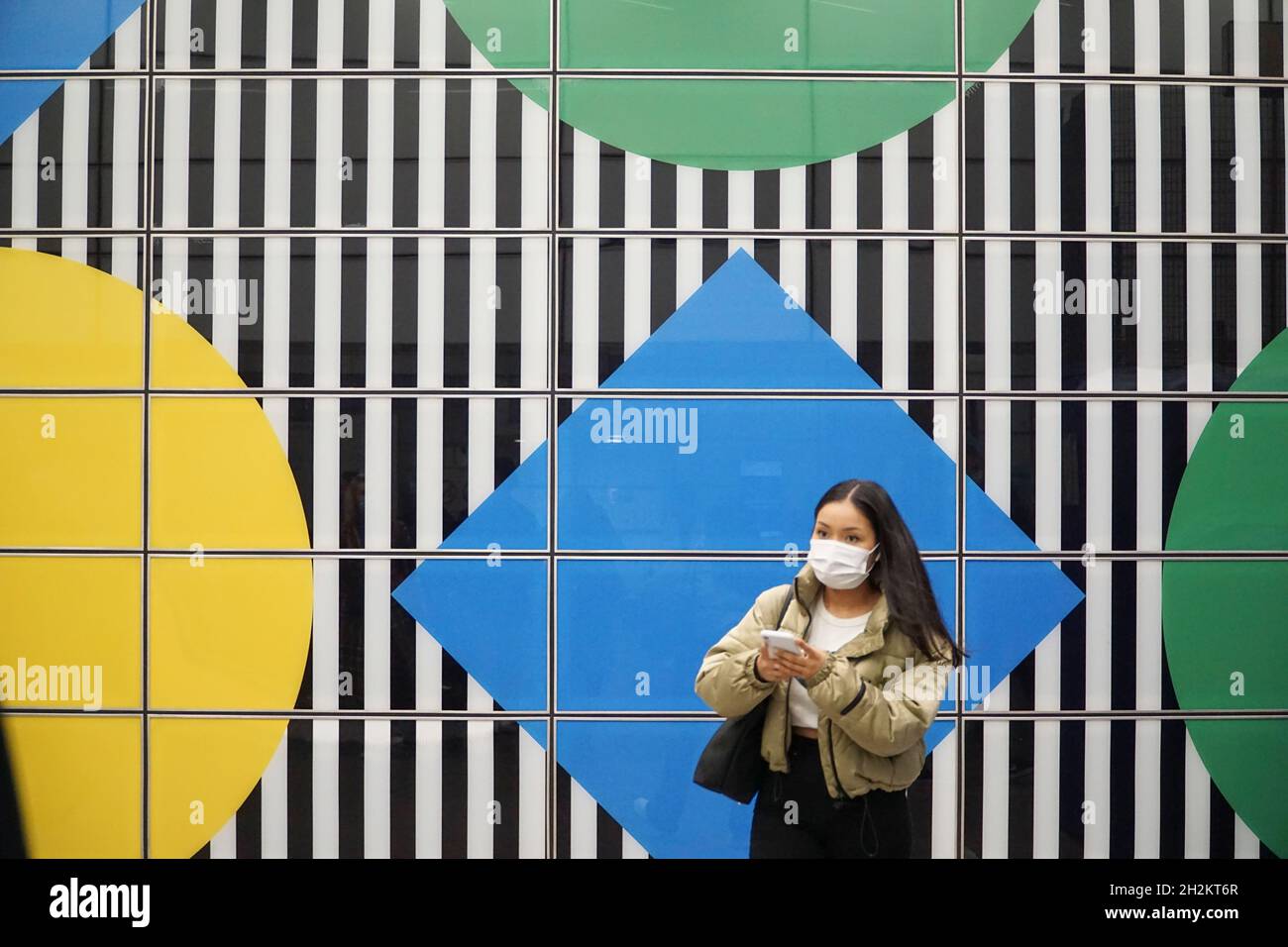 Londres, Royaume-Uni, 22 octobre 2021: À l'intérieur de la gare de Tottenham court Road certains passagers ont leur masque facial, certains ne le font pas.En dépit de la surpopulation des métros et de la hausse des cas dans les écoles, Londres a de faibles taux de coronavirus par rapport à d'autres régions du pays.Anna Watson/Alay Live News Banque D'Images