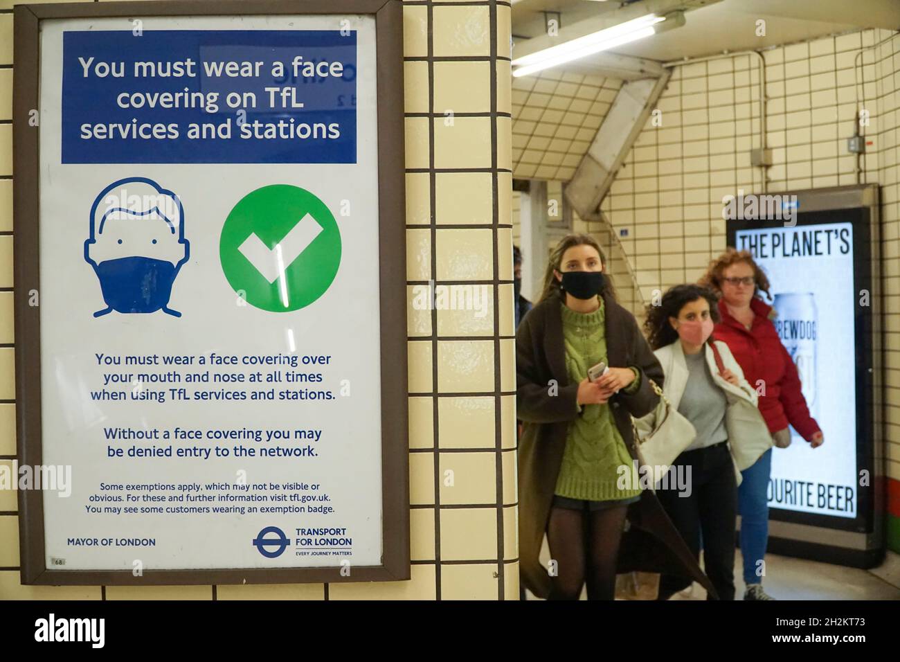 Londres, Royaume-Uni, 22 octobre 2021 : des affiches dans le métro de Londres demandent à tous les passagers de porter un masque facial.Anna Watson/Alay Live News Banque D'Images