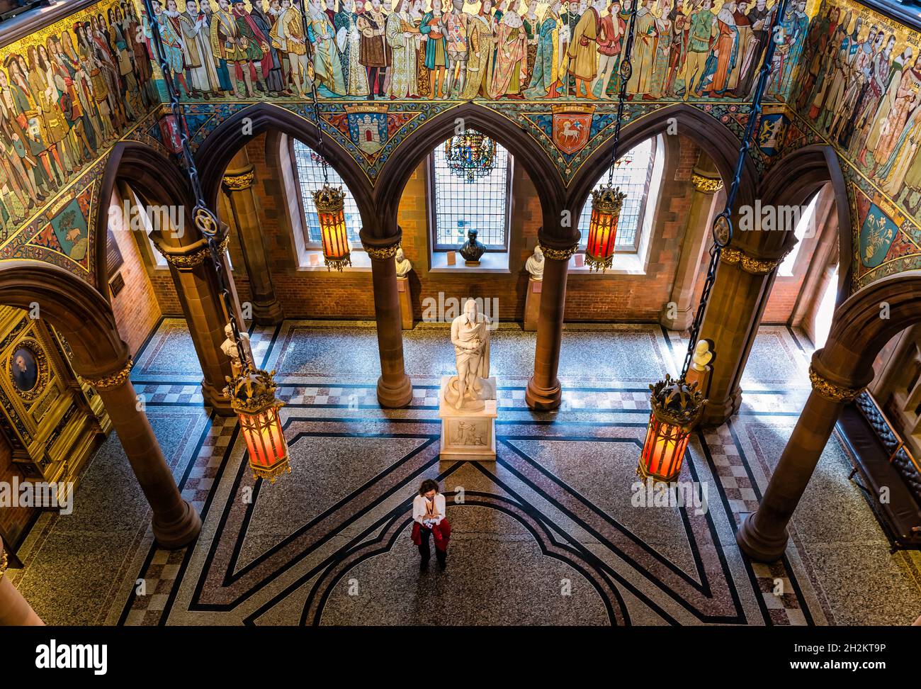 Vue intérieure de la grande salle avec peintures murales historiques et statue du poète Robert Burns, Scottish National Portrait Gallery, Édimbourg, Écosse, Royaume-Uni Banque D'Images