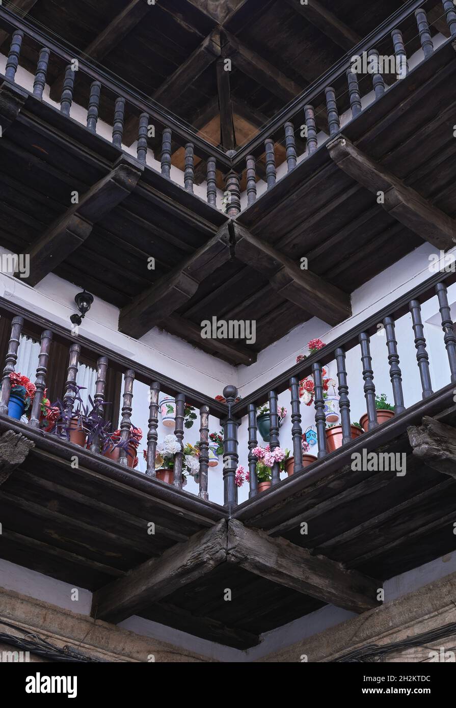 Détail de balcons en bois avec des fleurs dans une place castillane Banque D'Images