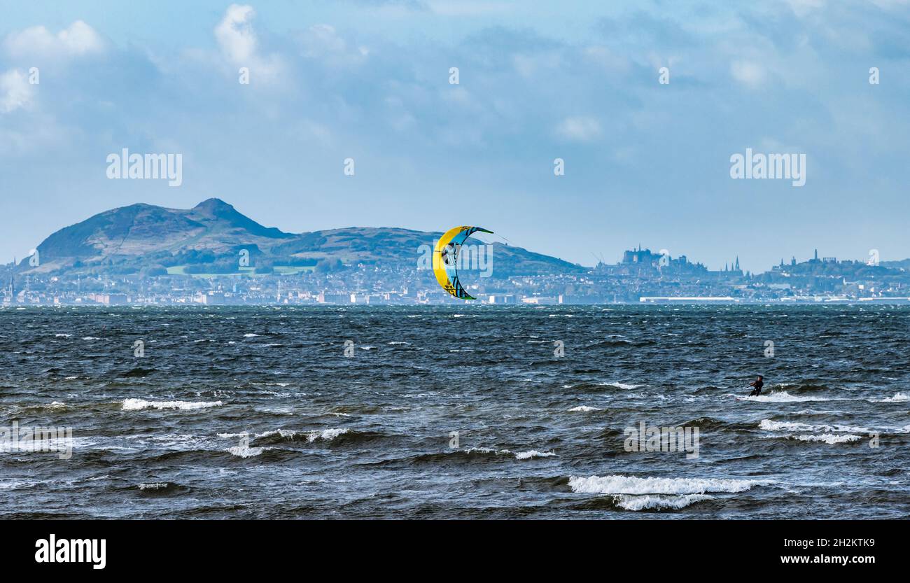 Une journée venteuse pour les kitesurfers dans un temps brumeux lors d'une journée ensoleillée à Firth of Forth avec vue sur Edimbourg, Longniddry Bents.East Lothian, Écosse, Royaume-Uni Banque D'Images