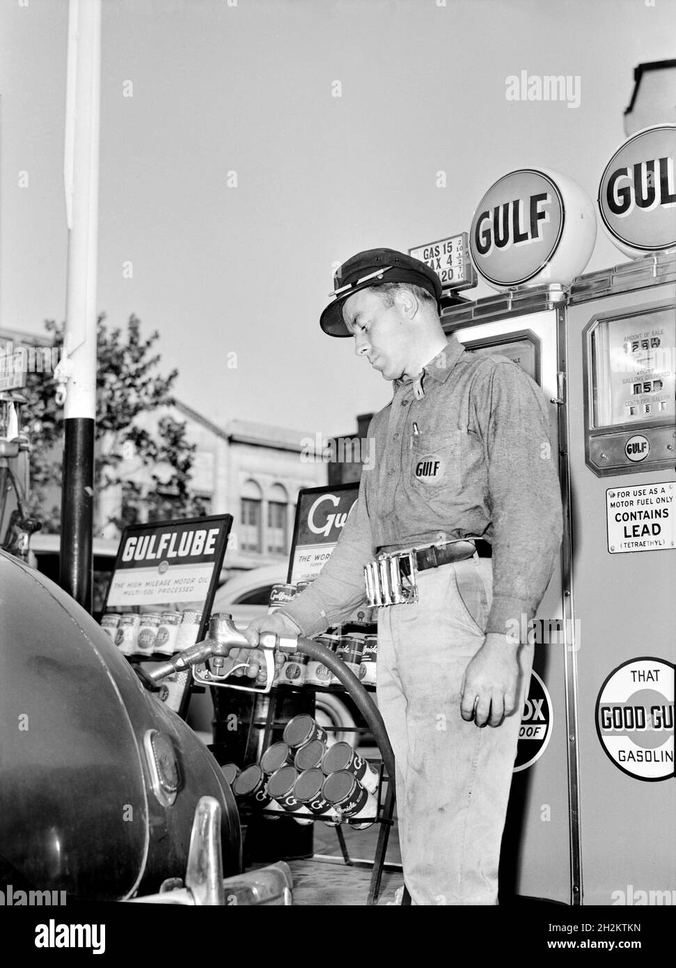 Préposé à la station-service remplissant le réservoir de gaz de voiture, Washington, D.C., États-Unis, Albert Freeman,U.S. Office of War information, août 1942 Banque D'Images