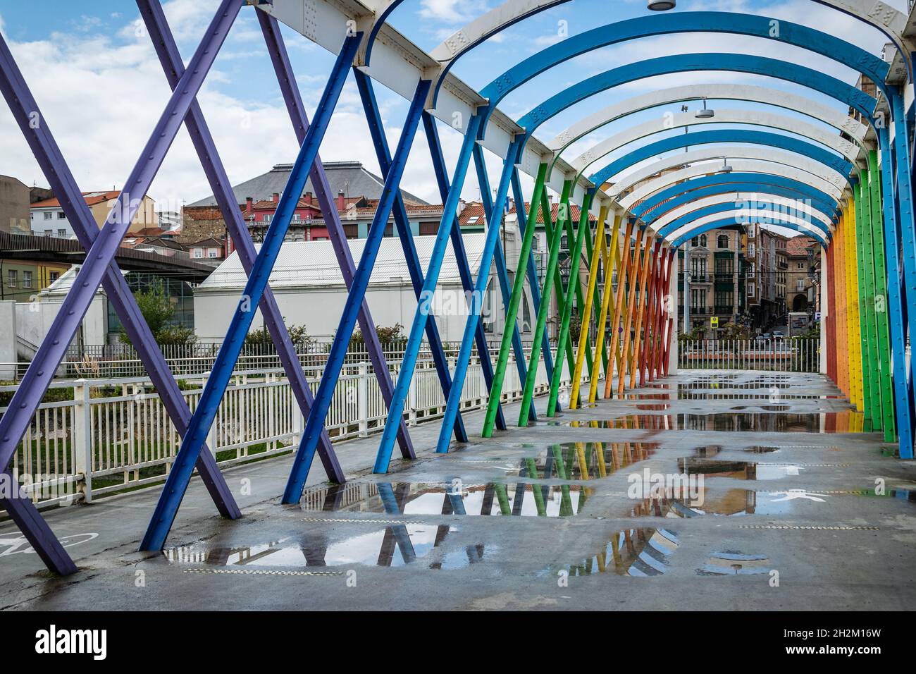 Pont coloré reliant le Niemeyer Centre à la vieille ville d'Aviles, en Espagne Banque D'Images