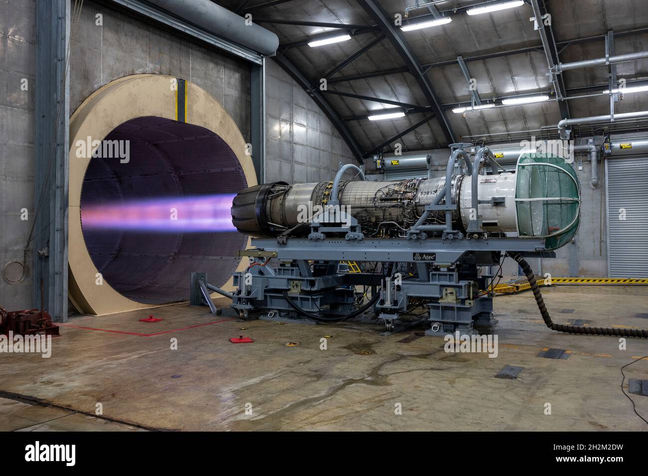 Un moteur est testé par le 20e Escadron de maintenance des composants afin de s'assurer qu'il est conforme aux normes des ingénieurs de General Electric à la base aérienne de Shaw, en Caroline du Sud, le 13 octobre 2021.Le moteur doit rester à une poussée stable de 29,000 livres pour réussir l'essai.(É.-U.Photo de la Force aérienne par le premier Airman Dallin Wrye) Banque D'Images