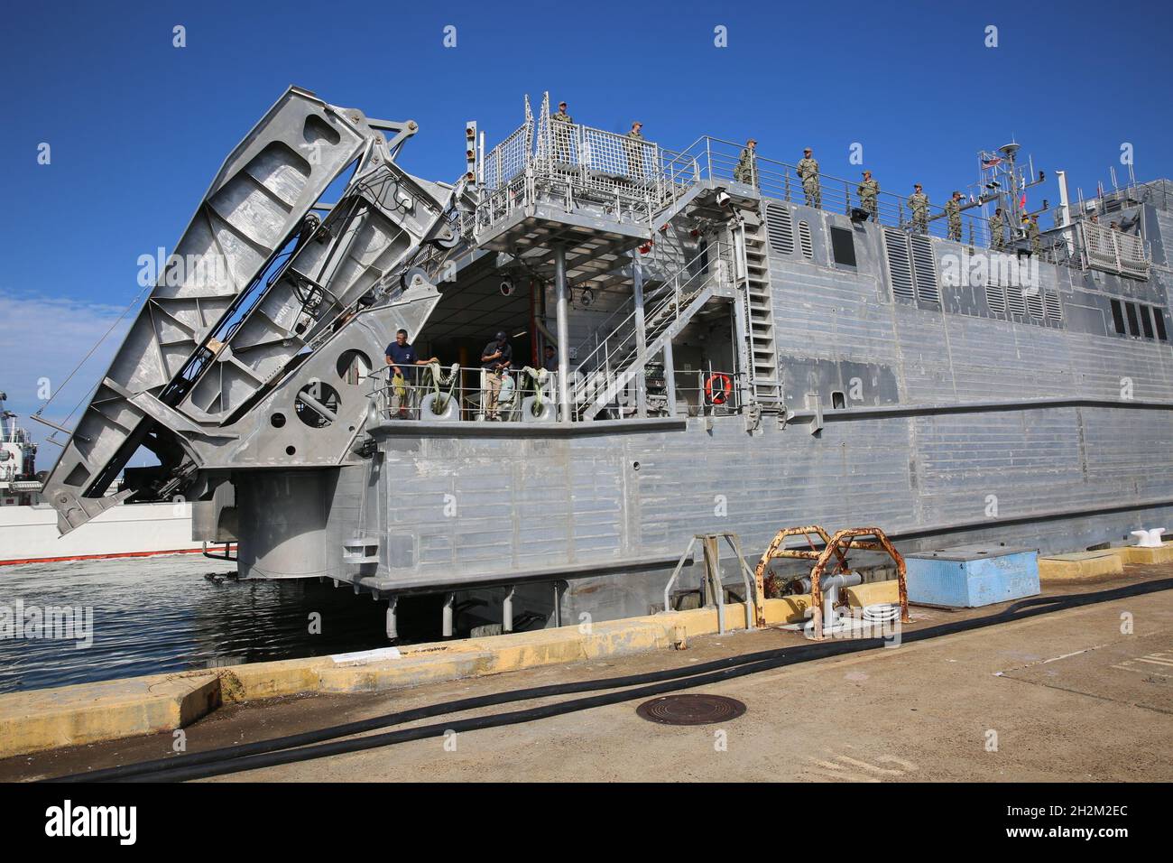 Le dixième navire de transport rapide de la classe Spearhead du Commandement militaire Sealift USNS Burlington (T-EPF 10) est retourné à la base expéditionnaire interarmées Little Creek – fort Story, Virginie, le 15 octobre, après un déploiement de trois mois et demi dans la zone d’opérations de la quatrième flotte américaine, dans le Commandement Sud des Forces navales américaines.Qui comprend les eaux adjacentes à l'Amérique centrale et du Sud et à la mer des Caraïbes.Le destroyer Squadron 40 a embarqué le lieutenant Cmdr de la Marine américaine.Adam Huber, qui a servi comme officier responsable du détachement militaire embarqué, tandis que le capitaine de navire de Burlington, le capitaine Tyler Driscoll, main Banque D'Images