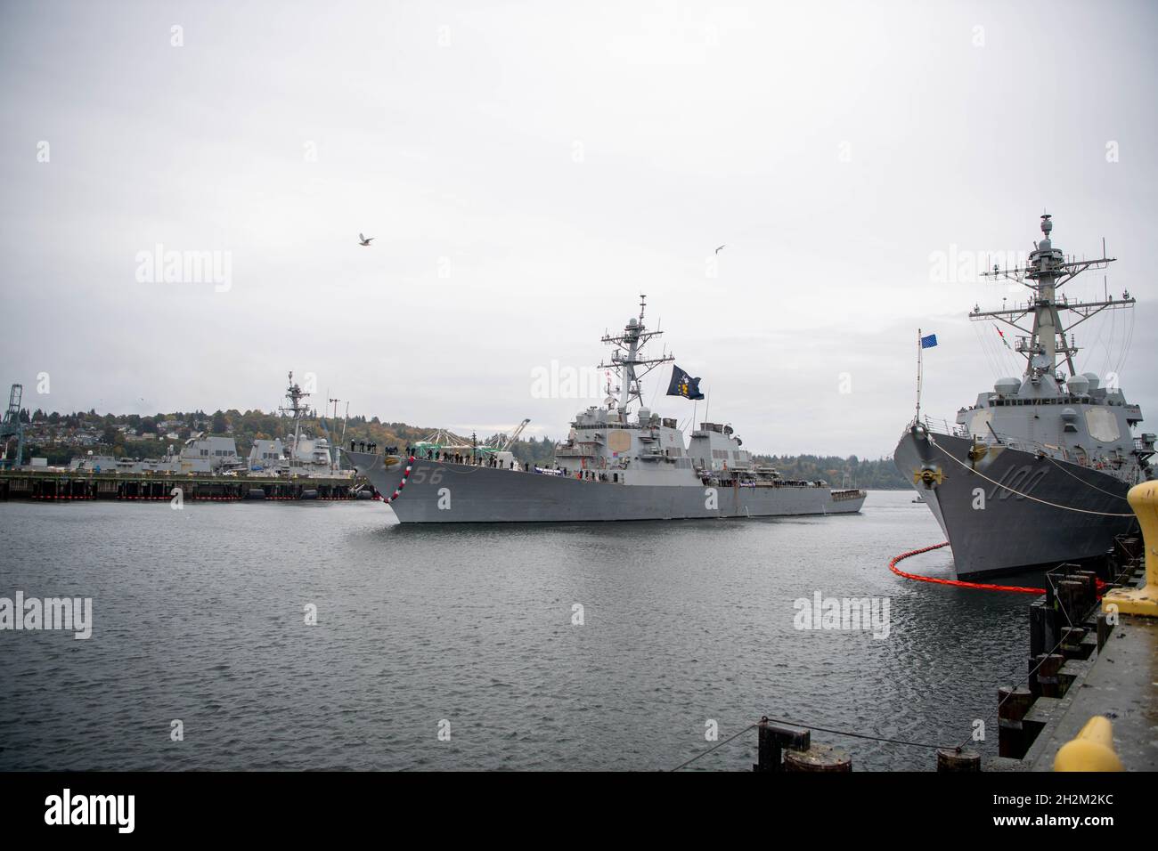 Le destroyer de missiles guidés de classe Arleigh Burke USS John S. McCain (DDG 56) arrive à la base navale d'Everett, Washington, son nouveau homeport après 24 ans de déploiement dans la 7e flotte américaine, le 16 octobre 2021.(É.-U.Marine photo par communication de masse 2ème classe Victoria Galbraith) Banque D'Images