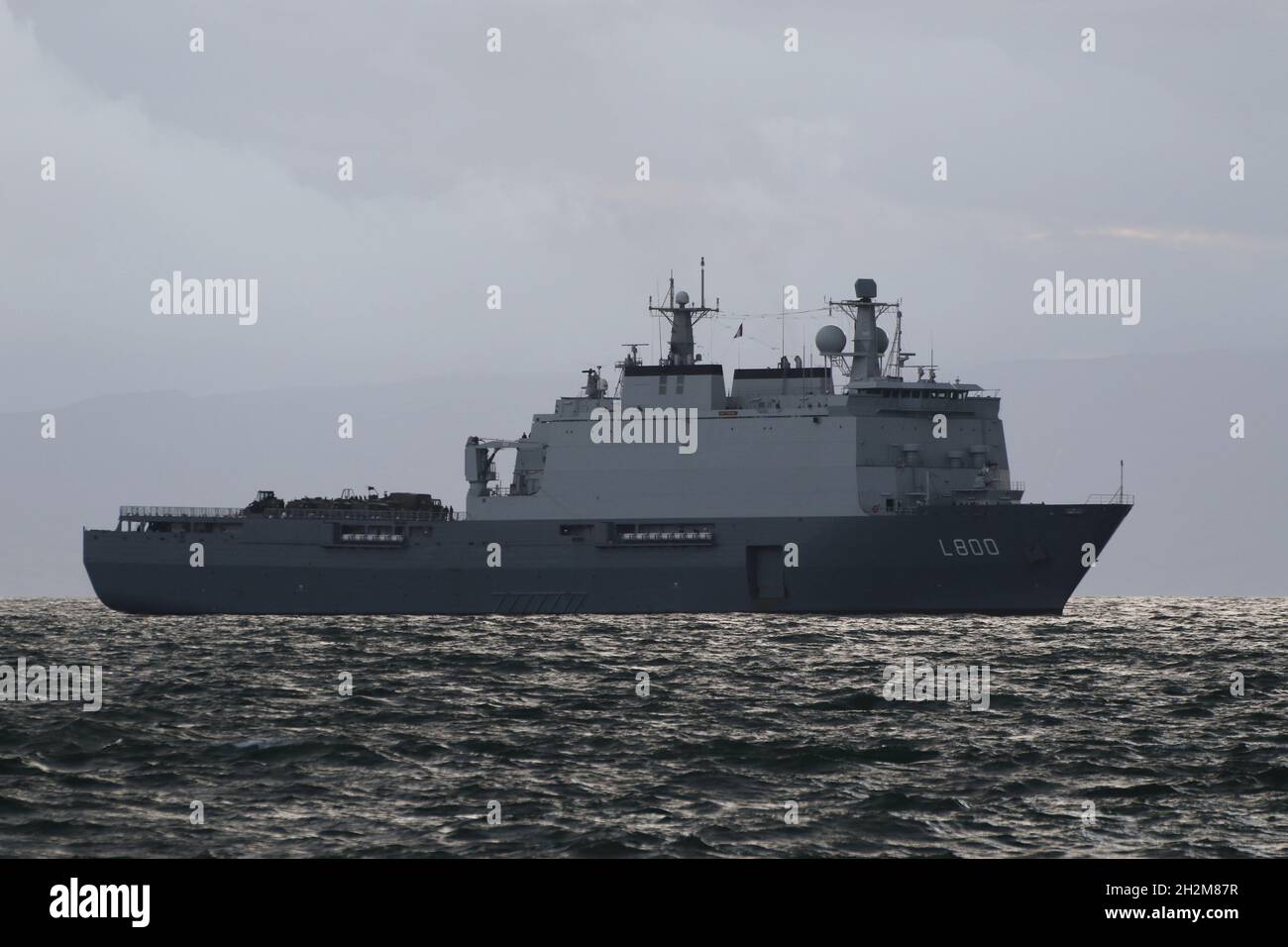 Le HNLMS Rotterdam (L800), un quai d'atterrissage de classe Rotterdam exploité par la marine néerlandaise, s'approchant de Hunterston sur le Firth de Clyde.Le navire était sur le Clyde après une brève visite après avoir participé aux exercices militaires Dynamic Mariner 2021 et joint Warrior 21-2. Banque D'Images