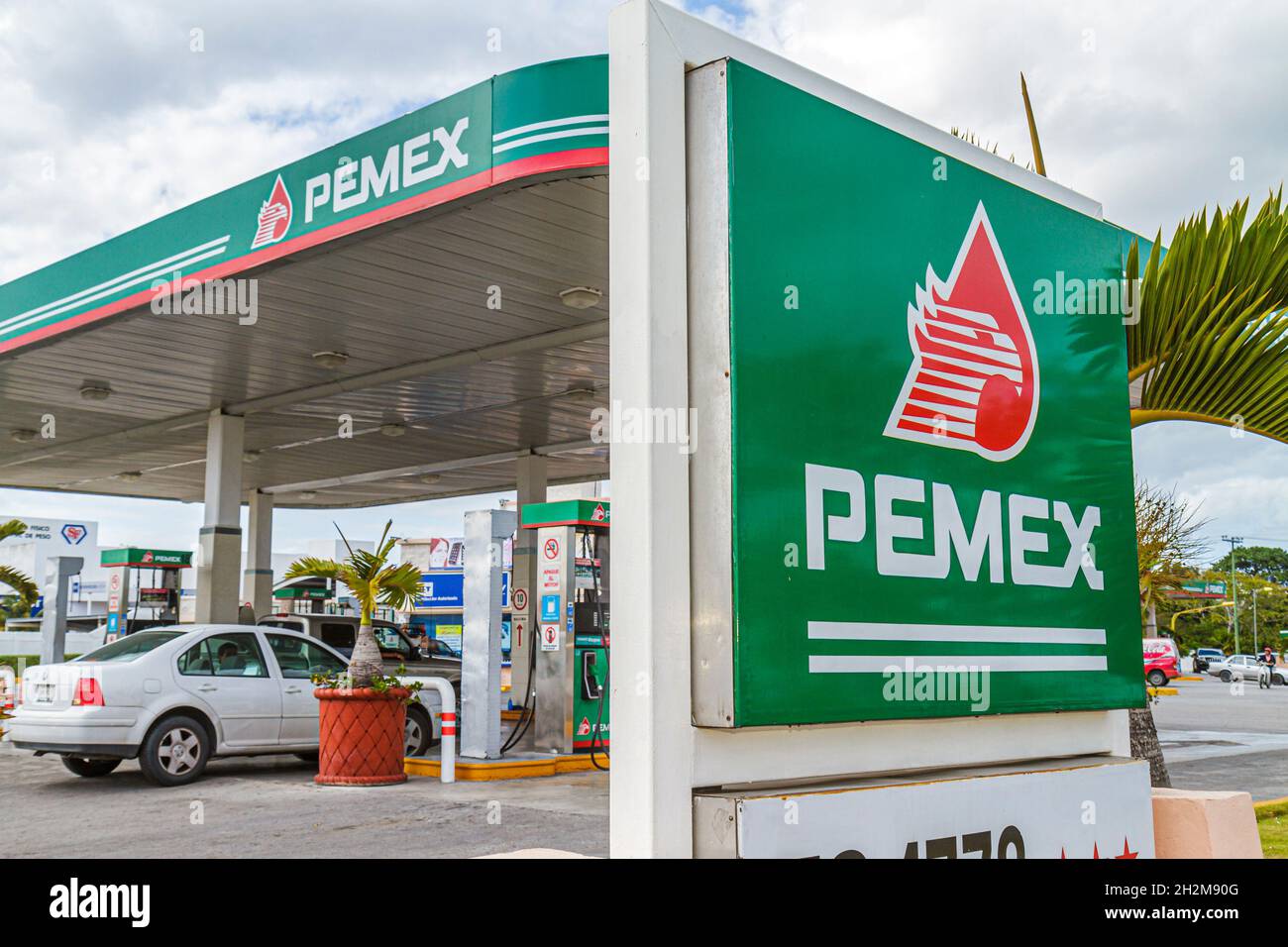 Cancun Mexique,Mexicain,Avenida Xcaret,Pemex Petroleos Mexicanos,station essence essence combustible fossile voiture pompe à gaz Banque D'Images