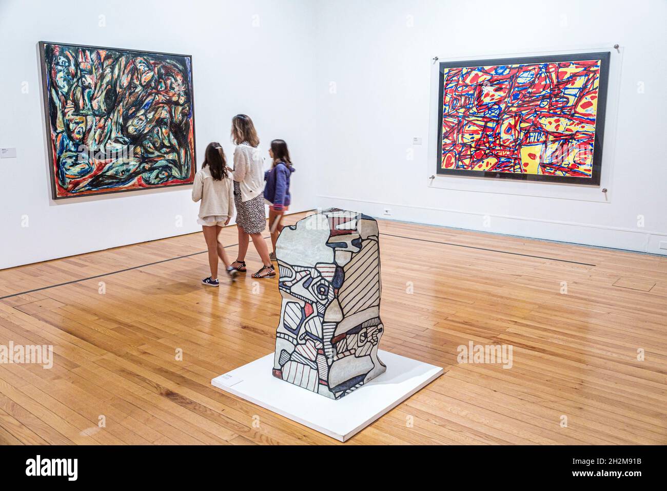 Lisbonne Portugal, Berardo Collection, musée d'art moderne contemporain, sculpture peintures exposition mère filles enfants regardant à l'intérieur de la galerie d'intérieur Banque D'Images