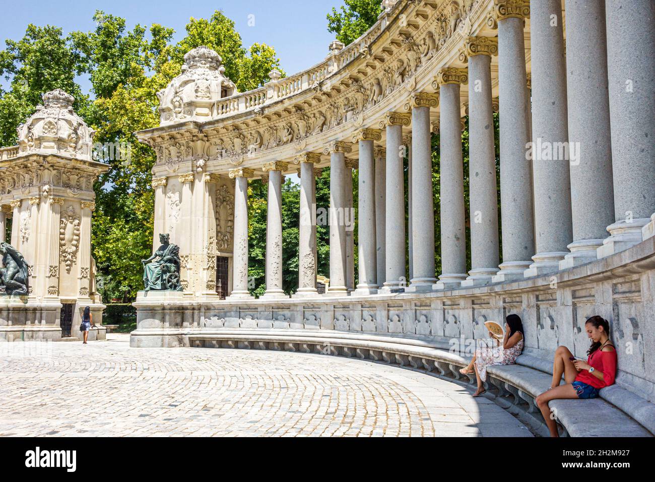 Madrid Espagne,Parque del Buen Retiro,Buen Retiro Park,monument du roi Alfonso XII,colonnes de colonnade hispanique adolescent adolescents filles femme Banque D'Images