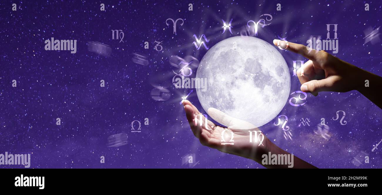 Signes astrologiques de zodiaque sur la lune en main.Connaissance des étoiles dans le ciel.La puissance du concept de l'univers. Banque D'Images