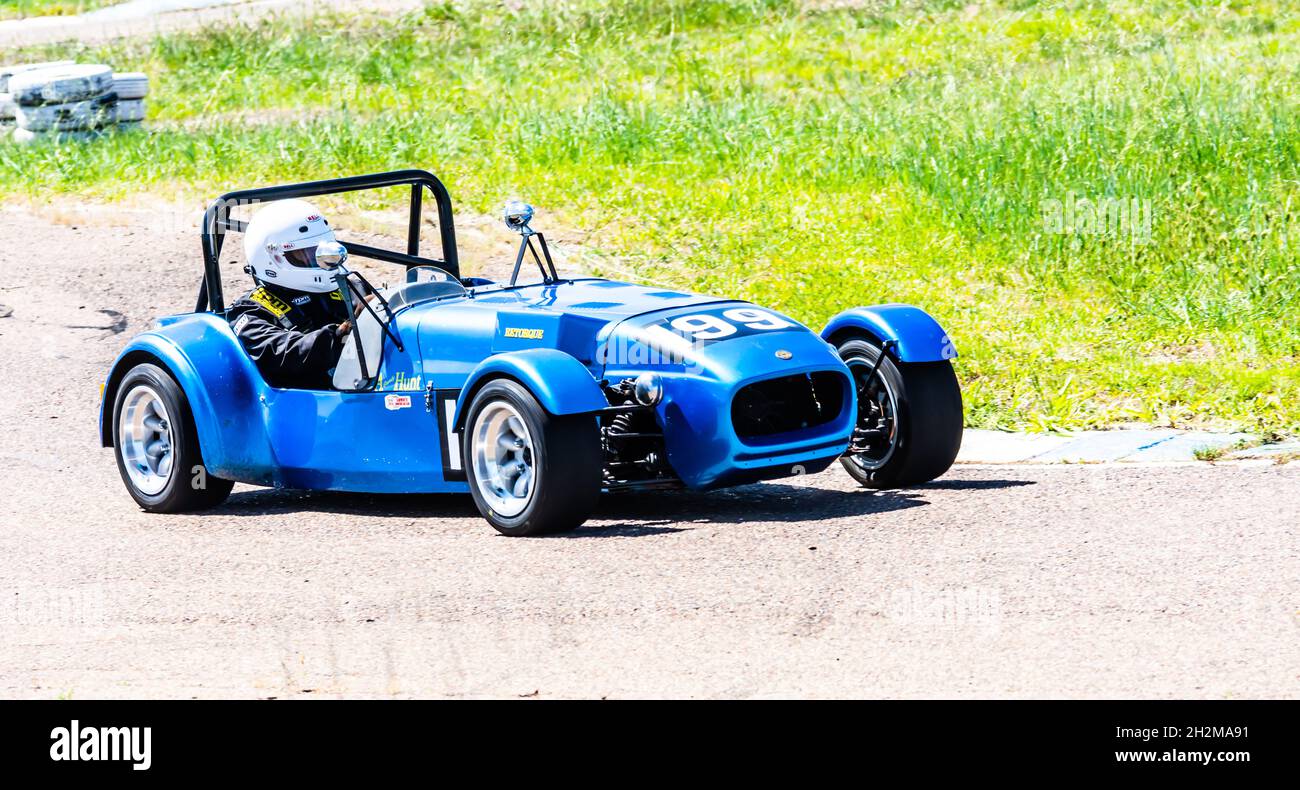 Voiture de sport à toit ouvert sur le circuit de course. Banque D'Images