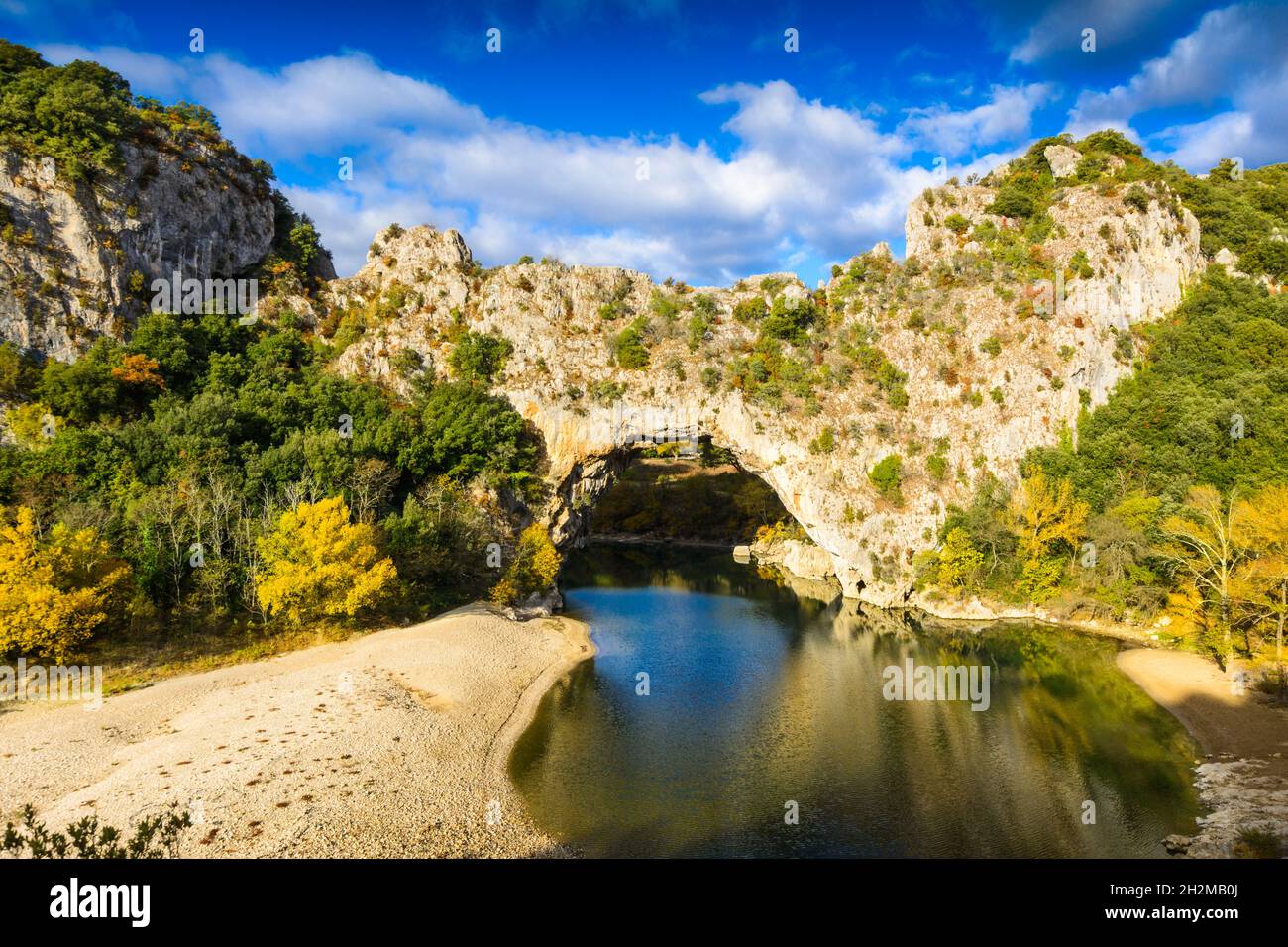 Arche naturelle au-dessus de la rivière à Pont d'Arc en Ardèche en France Banque D'Images
