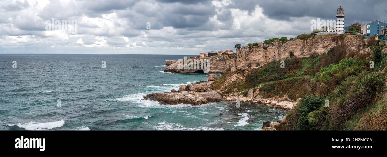 Phare sur les rochers près de Sile, Istanbul, Turquie, Mer Noire.Phare sur le rocher près de la mer.Océan avec rochers et phare. Grand panorama Banque D'Images