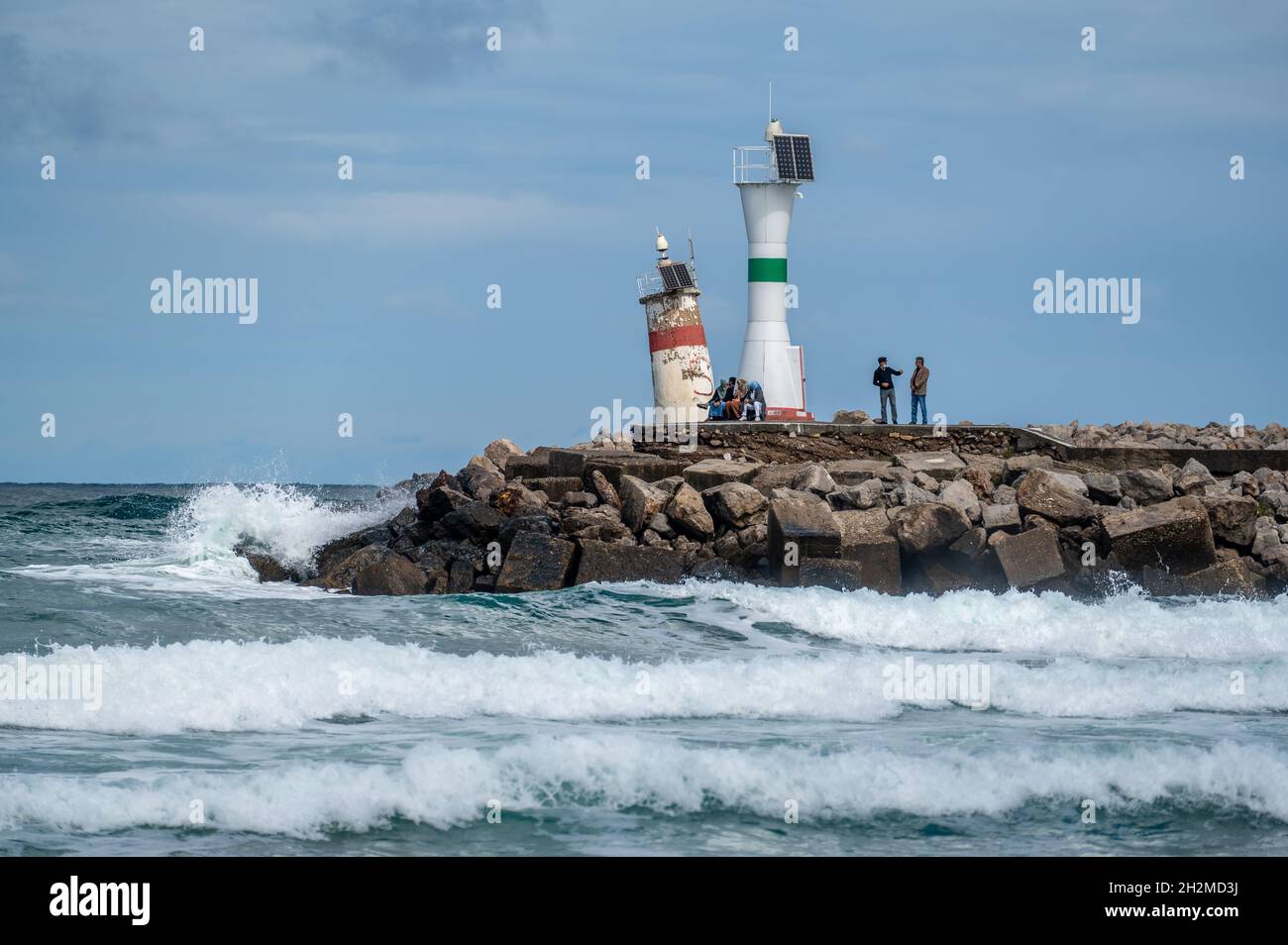 ISTANBUL, TURQUIE - 12 octobre 2021 : Phare sur les rochers près de Sile, Istanbul, Turquie, Mer Noire.Phare sur le rocher près de la mer.Ocean Coast avec roc Banque D'Images