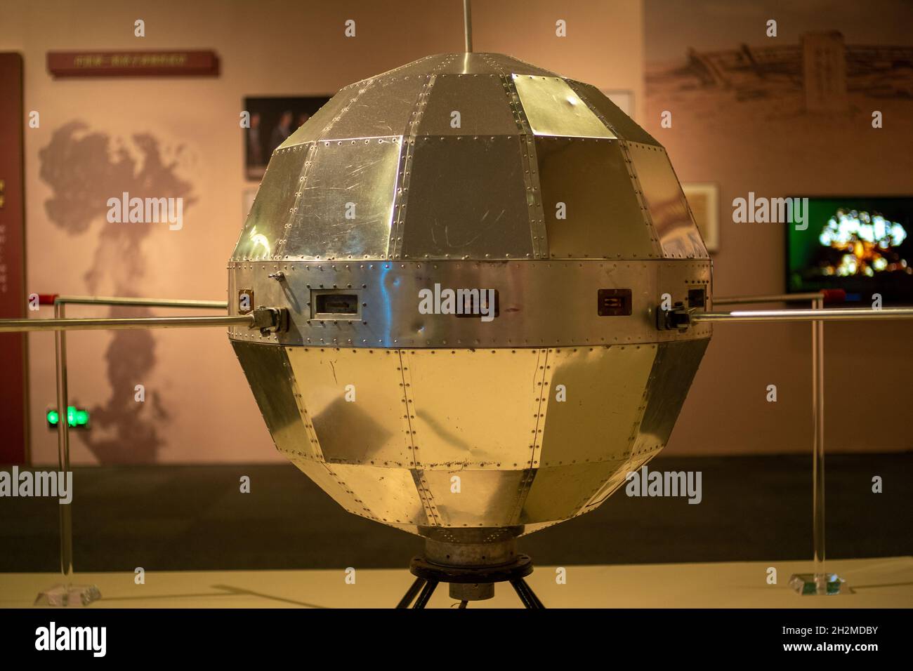 Le satellite de structure 'Dongfanghong-1' est exposé au Musée national de Chine.22 octobre 2021 Banque D'Images
