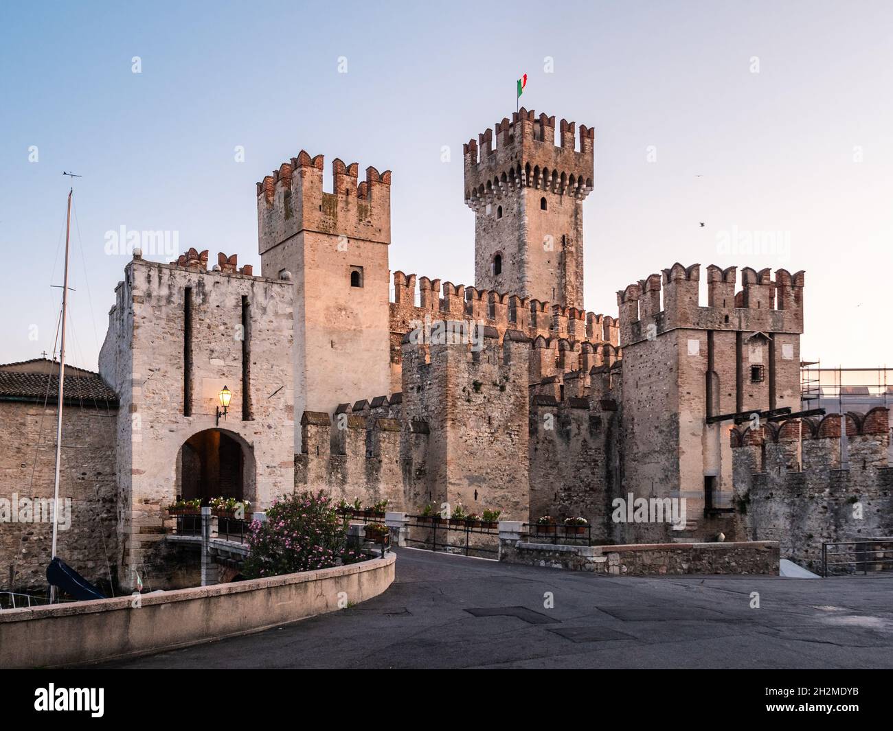 Château de Sirmione ou Castello Scaligero ou Rocca Scaligera sur le lac de Garde en Italie du Nord Banque D'Images