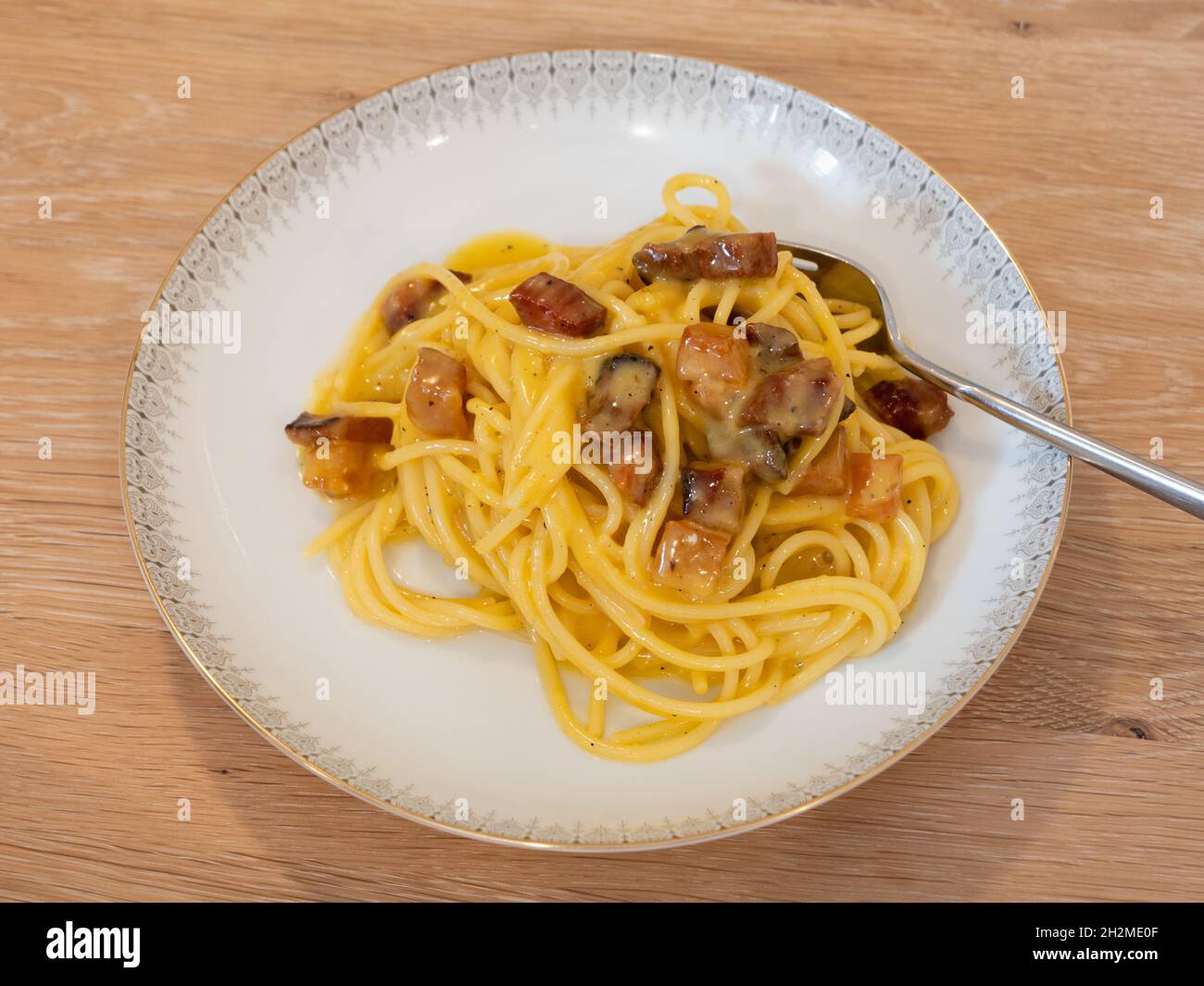 Spaghetti Carbonara pâtes italiennes de style romain original avec Pecorino Romano, bacon Guanciale et œufs Banque D'Images