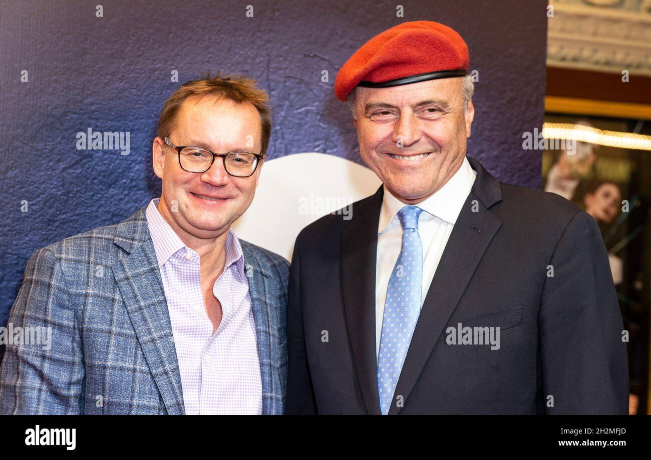 New York, États-Unis.22 octobre 2021.Curtis Sliwa (R), candidat mayonnaise du Parti républicain, assiste à la première représentation du fantôme de l'Opéra après une pandémie au Majestic Theatre. Pour voir les musiciens doivent être vaccinés, le statut a été vérifié à l'entrée et porter un masque à tout moment.Avant le début du spectacle, il y avait des discours du compositeur Sir Andrew Lloyd Webber, du producteur Cameron Mackintosh et du sénateur américain Charles Schumer (photo de Lev Radin/Pacific Press) Credit: Pacific Press Media production Corp./Alay Live News Banque D'Images