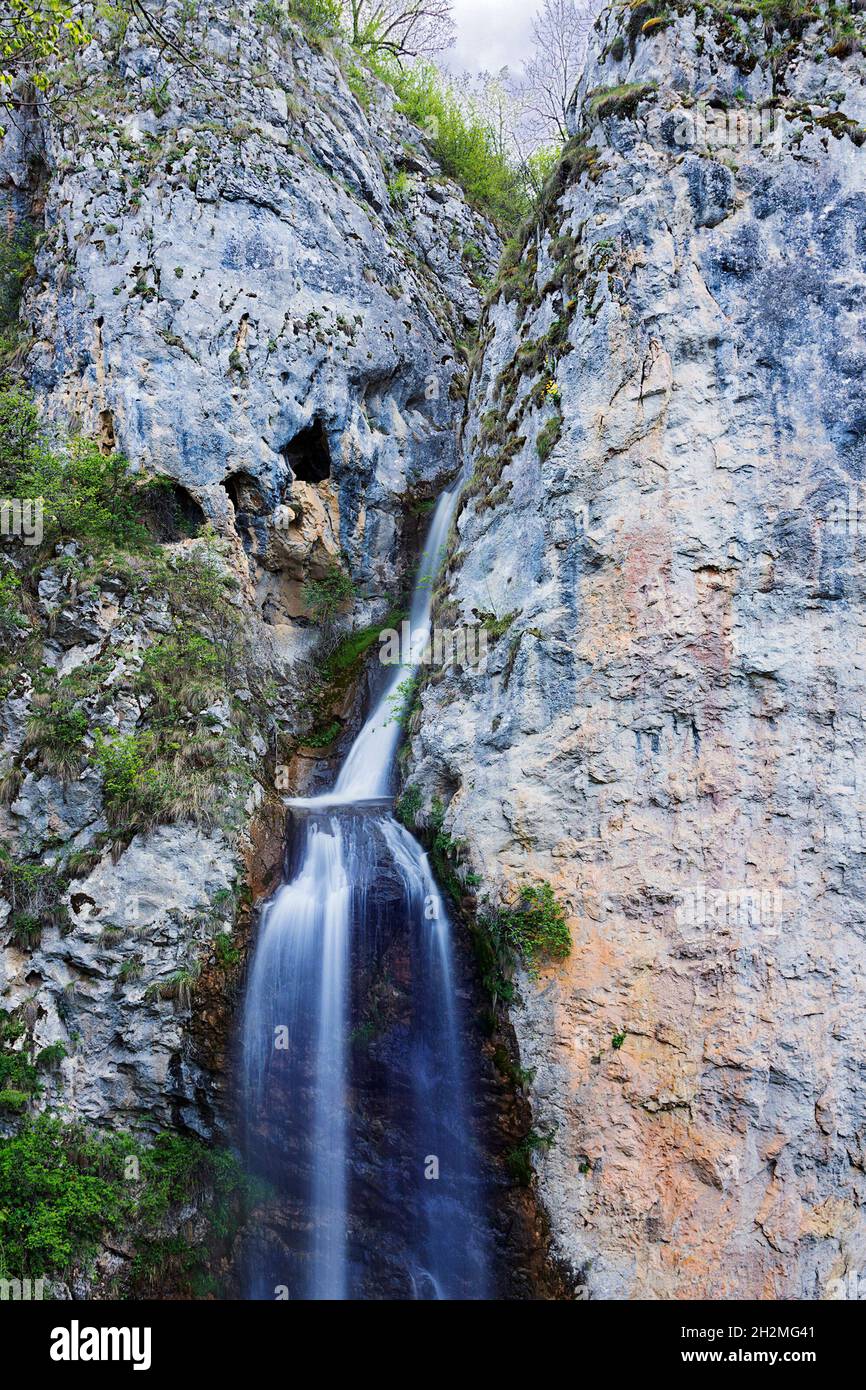 Vue sur la chute d'eau de Dalbina dans les montagnes de Trascau, Transilvania Banque D'Images