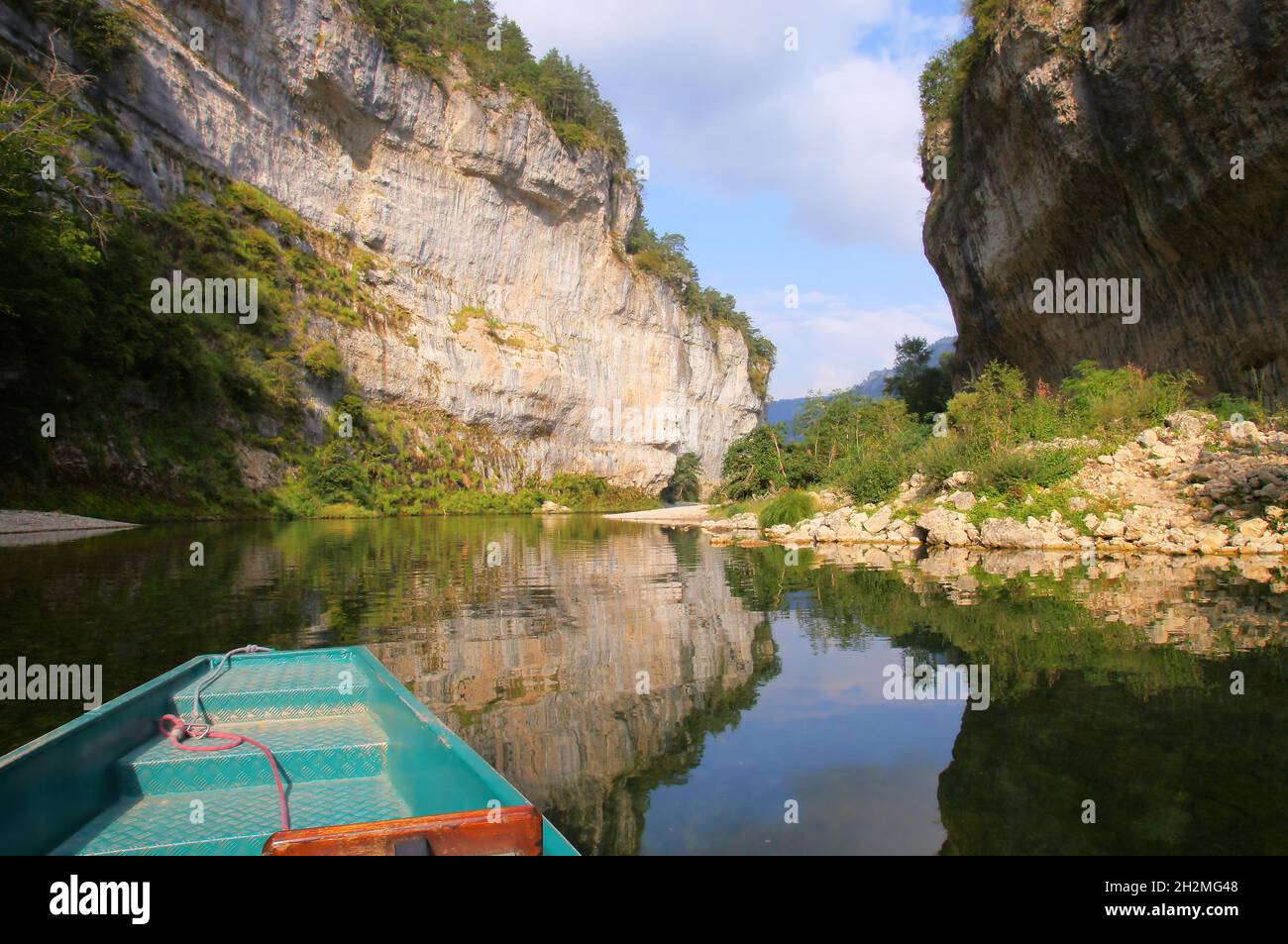 Exploration de la gorge du Tarn et de ses falaises blanches et réflexions en bateau (canoë) près de la Malène, Occitanie, France Banque D'Images