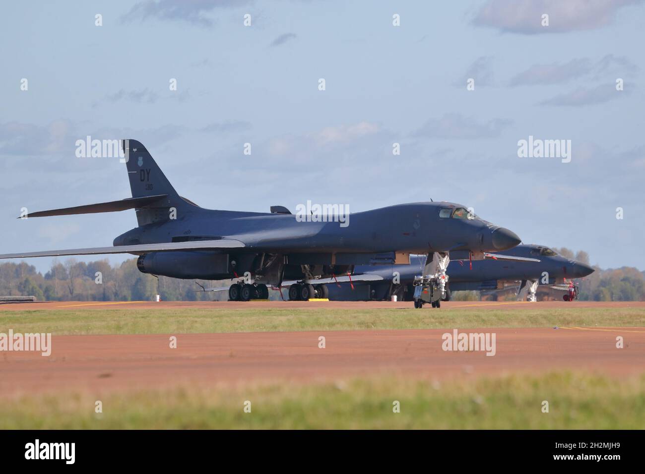 Deux bombardiers stratégiques à balayage variable Rockwell B1-B de l'USAF stationnés à RAF Fairford, Royaume-Uni Banque D'Images Deux bombardiers stratégiques à balayage variable Rockwell B1-B de l'USAF stationnés à RAF Fairford, Royaume-Uni Banque D'Images