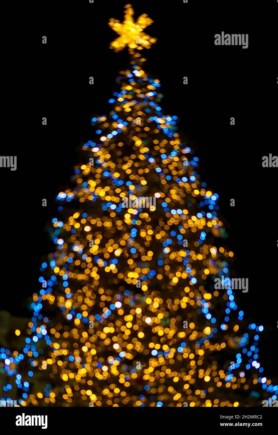 Décoration de Noël lumineuse de saison.Vue extérieure floue avec effet de flou Banque D'Images