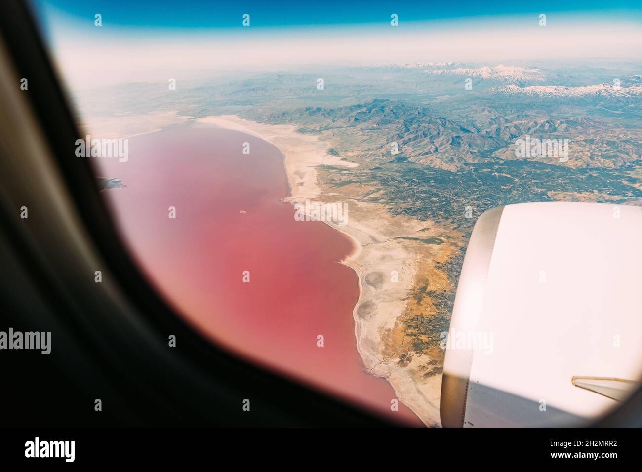 Vue aérienne du lac Urmia depuis la fenêtre de l'avion.Beau lac Urmia est un lac de sel Endorheic en Iran.Île Jezireye-Eshek.Azerbaïdjan de l'Ouest Banque D'Images Vue aérienne du lac Urmia depuis la fenêtre de l'avion.Beau lac Urmia est un lac de sel Endorheic en Iran.Île Jezireye-Eshek.Azerbaïdjan de l'Ouest Banque D'Images