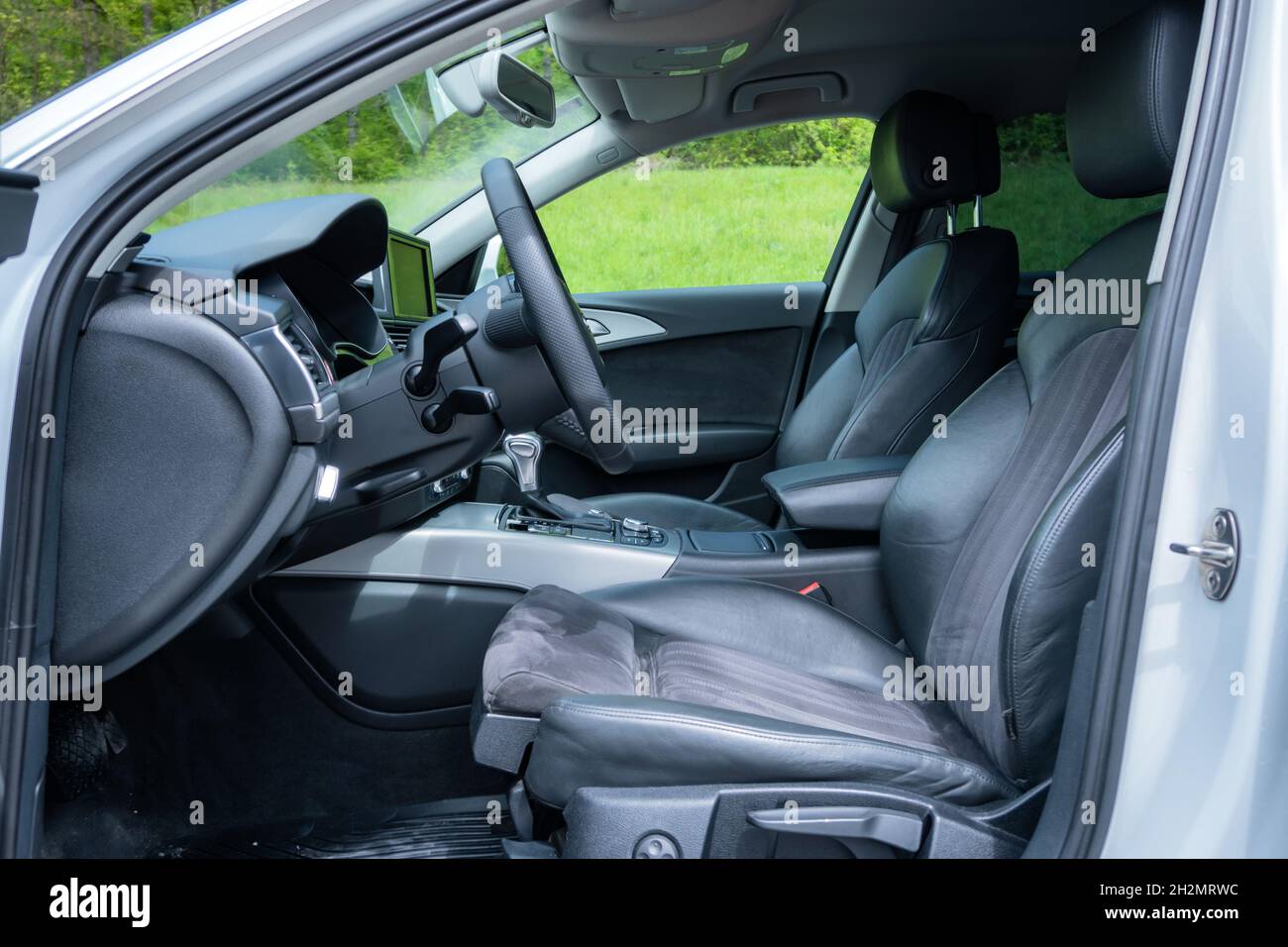 CLUJ, ROUMANIE - 15 mai 2021: Un intérieur de Audi A6 berline de l'année 2014 avec le siège avant gauche plus sec Banque D'Images