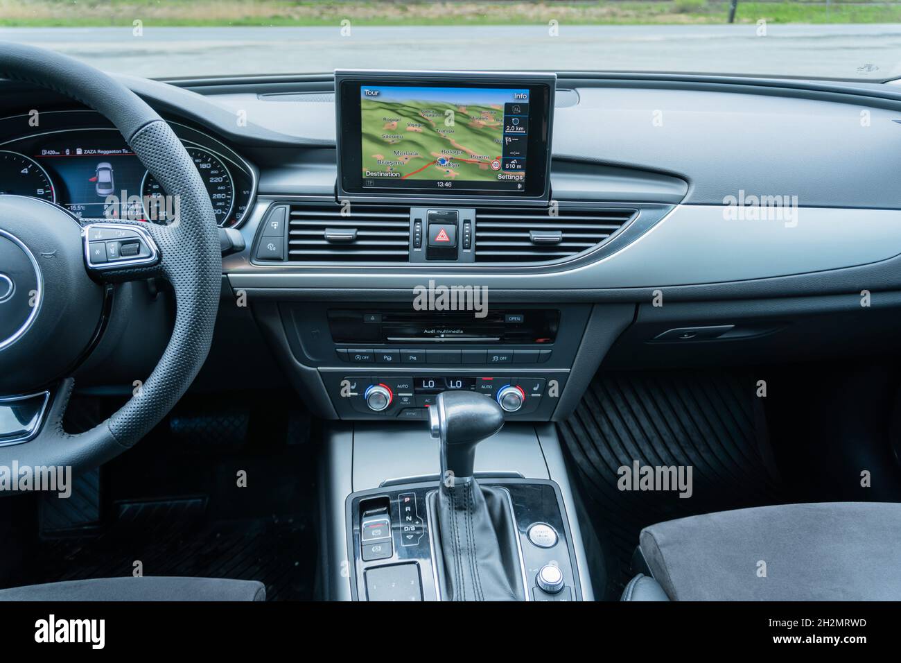 CLUJ, ROUMANIE - 15 mai 2021: Un gros plan de MMI grand écran de navigation dans Audi A6 de l'année 2014 Banque D'Images