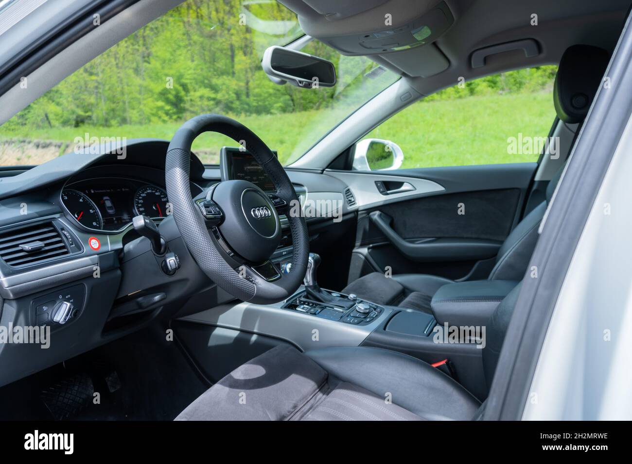 CLUJ, ROUMANIE - 15 mai 2021 : tableau de bord, tableau de bord et volant en cuir de l'Audi A6 de l'année 2014 Banque D'Images