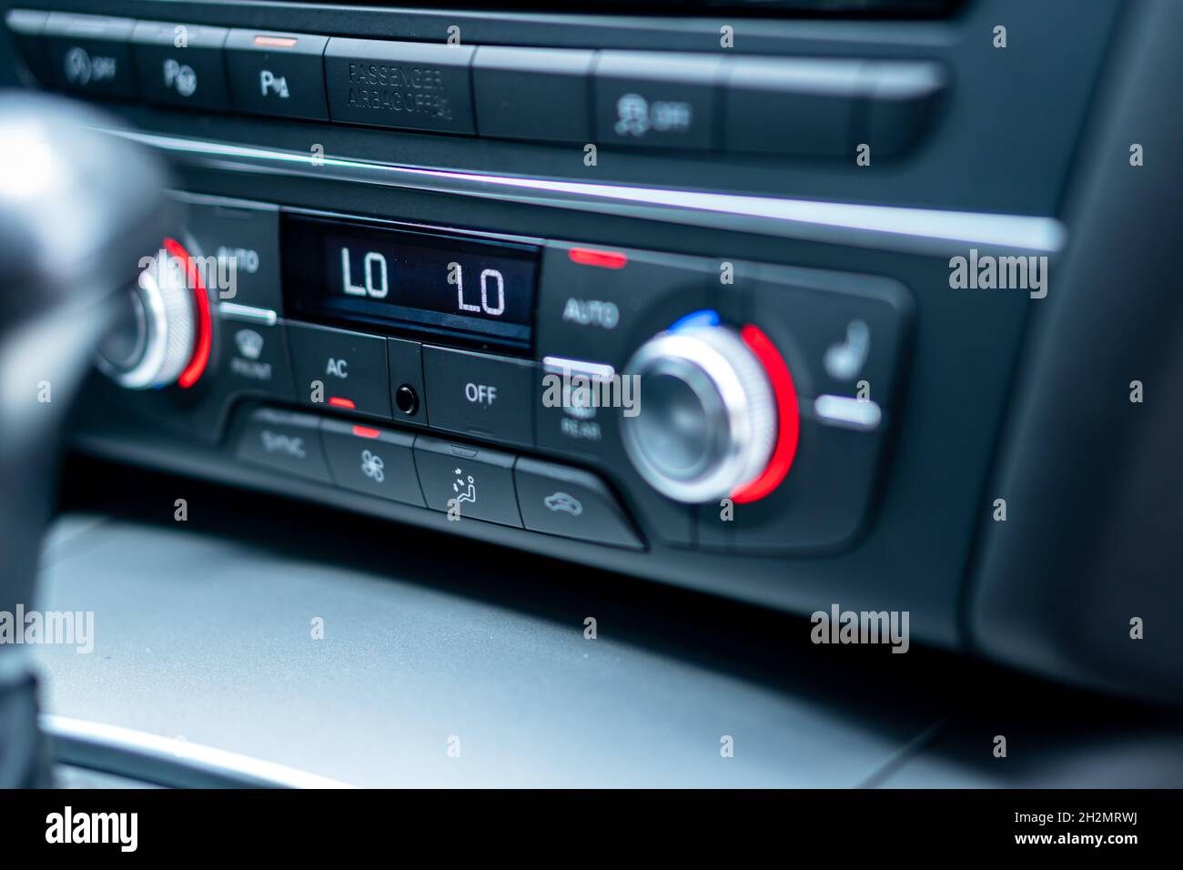 CLUJ, ROUMANIE - 15 mai 2021 : un gros plan du pannel de climatisation avec sièges chauffants sur le tableau de bord Audi A6 Banque D'Images