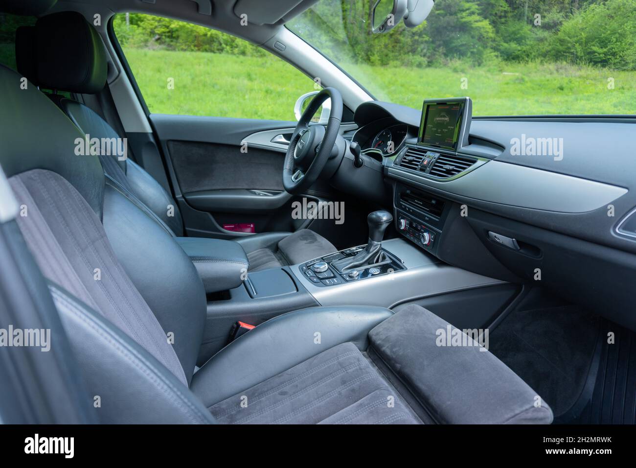 CLUJ, ROUMANIE - 15 mai 2021 : un intérieur de sièges sport Alcantara et des ornements chromés sur le tableau de bord - Audi A6 année 2014 Banque D'Images
