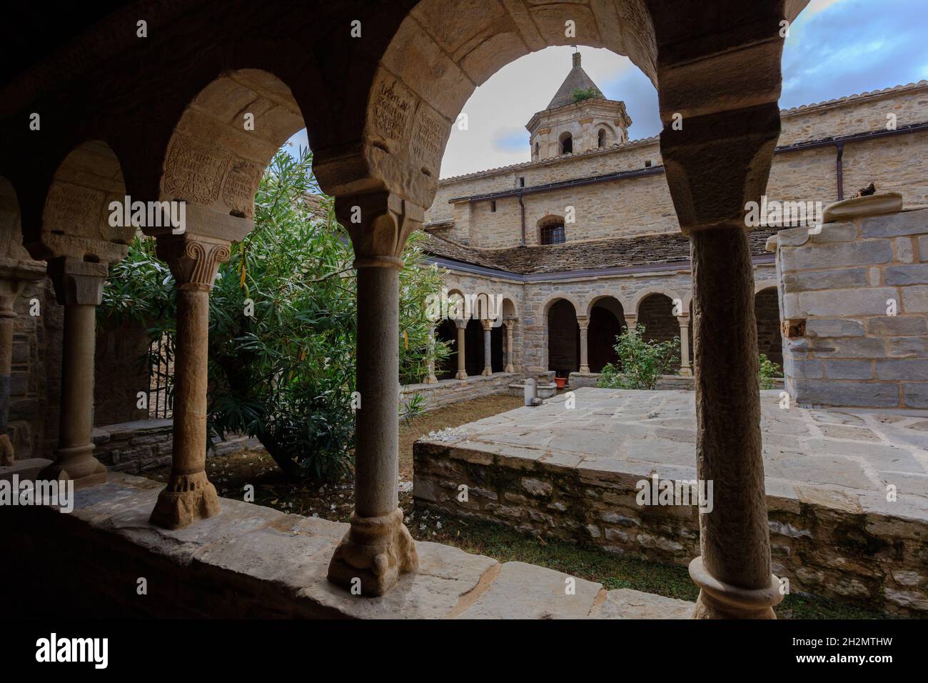 Cloître de la cathédrale San Vicente à Roda de Isabena, un monument de l'époque romane.Aragon.Espagne. Banque D'Images