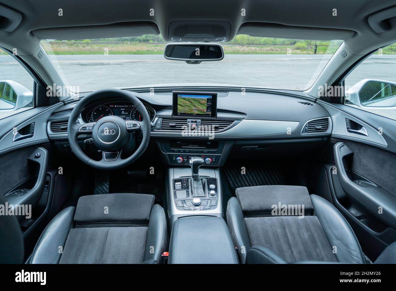 CLUJ, ROUMANIE - 15 mai 2021: Un intérieur d'Audi A6 avec tableau de bord et sièges avant en cuir Alcantara Sline Banque D'Images