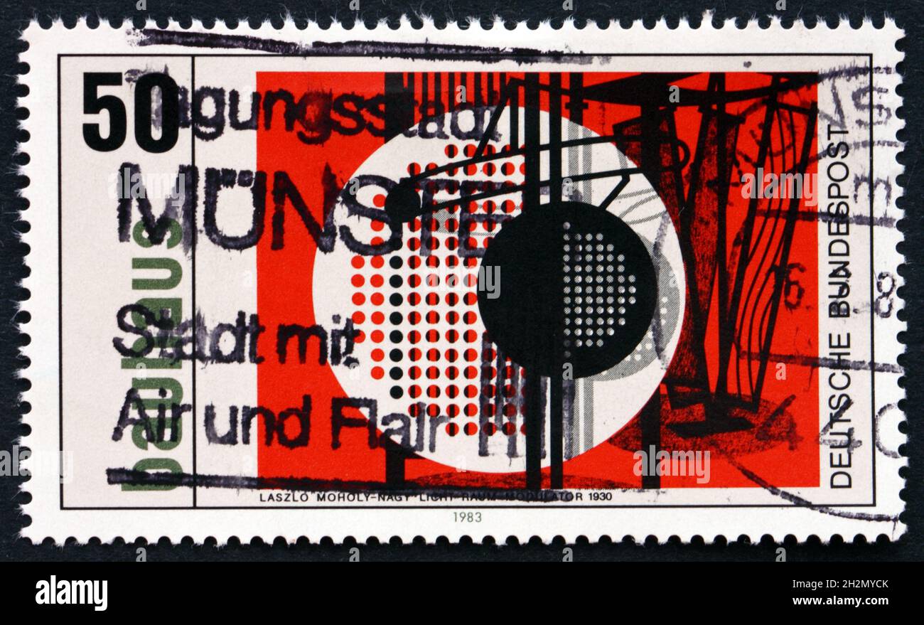 ALLEMAGNE - VERS 1983: Un timbre imprimé en Allemagne montre Light Space Modulator, 1930, par Walter Gropius, fondateur de Bauhaus Architecture, vers 1983 Banque D'Images