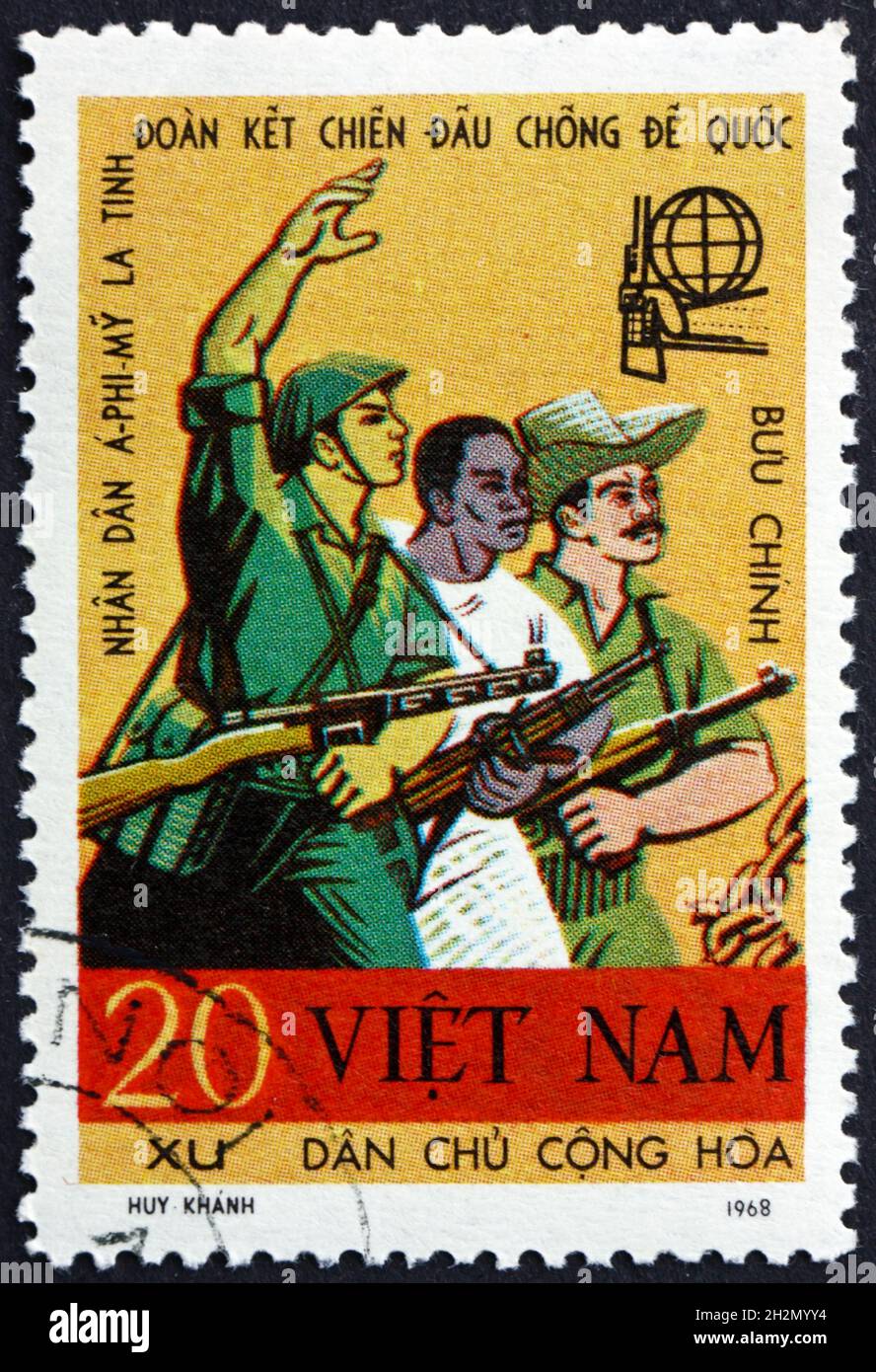 VIETNAM - VERS 1968 : un timbre imprimé au Vietnam montre des soldats asiatiques, africains et latino-américains, la solidarité étrangère avec le Vietnam, vers 1968 Banque D'Images