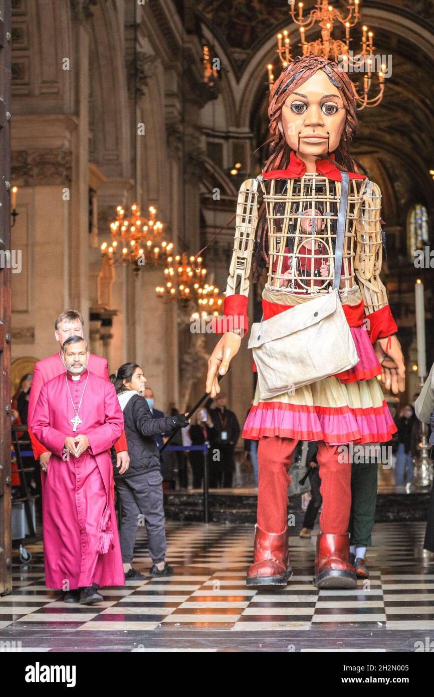 Cathédrale Saint-Paul, Londres, Royaume-Uni.22 octobre 2021.Marionnette de réfugiés géante Little Amal à la cathédrale Saint-Paul ce matin.Little Amal atteint la fin de la « promenade », un voyage de quatre mois au-dessus de la terre de la Turquie à la Grande-Bretagne.Amal représente une fille réfugiée syrienne, âgée de 9 ans.Elle est remise une lettre par une petite fille à l'extérieur de la cathédrale, puis fait brièvement son chemin pour être accueillie par les chefs de foi, les chorales d'enfants locaux et les membres du public.Credit: Imagetraceur/Alamy Live News Banque D'Images