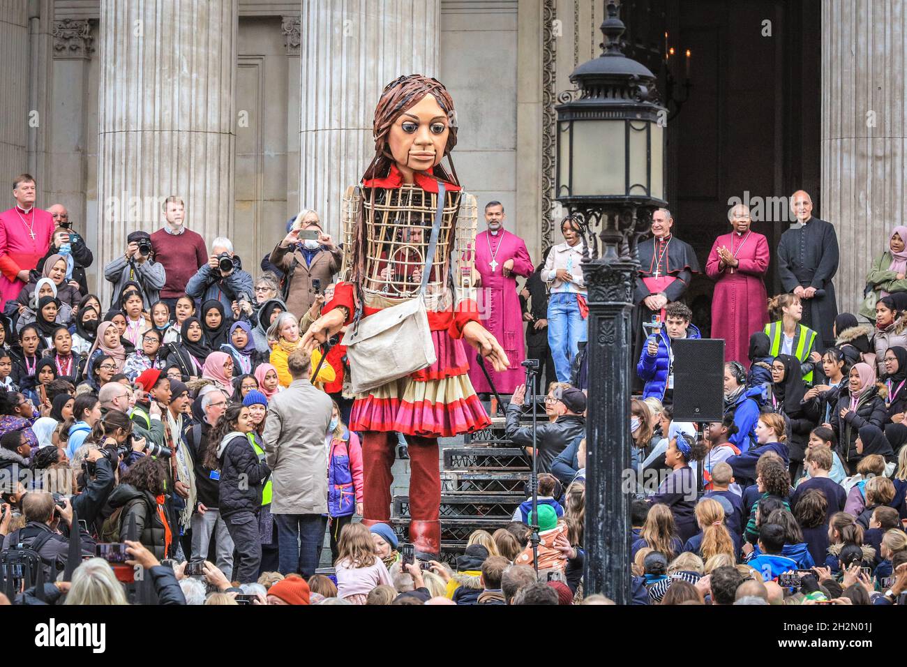 Cathédrale Saint-Paul, Londres, Royaume-Uni.22 octobre 2021.Marionnette de réfugiés géante Little Amal à la cathédrale Saint-Paul ce matin.Little Amal atteint la fin de la « promenade », un voyage de quatre mois au-dessus de la terre de la Turquie à la Grande-Bretagne.Amal représente une fille réfugiée syrienne, âgée de 9 ans.Elle est remise une lettre par une petite fille à l'extérieur de la cathédrale, puis fait brièvement son chemin pour être accueillie par les chefs de foi, les chorales d'enfants locaux et les membres du public.Credit: Imagetraceur/Alamy Live News Banque D'Images