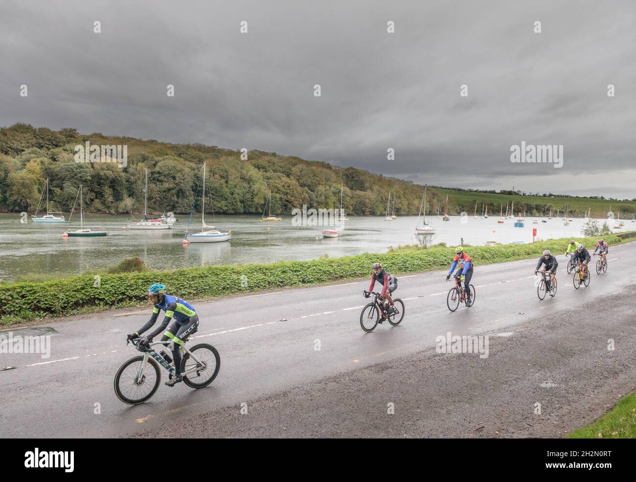 Crosshaven, Cork, Irlande.23 octobre 2021.Crosshaven, Cork, Irlande.23 octobre 2021.Les participants au fort 2 fort Charity cycle passent devant la pittoresque piscine de Drake à Crosshaven Co. Cork.Le cycle vise à recueillir des fonds pour la Fondation de l'hôpital universitaire Mercy, quatre Lions Clubs de la ville et du comté de Cork et la restauration de Camden fort Meagher.- photo David Creedon crédit: David Creedon/Alamy Live News Banque D'Images