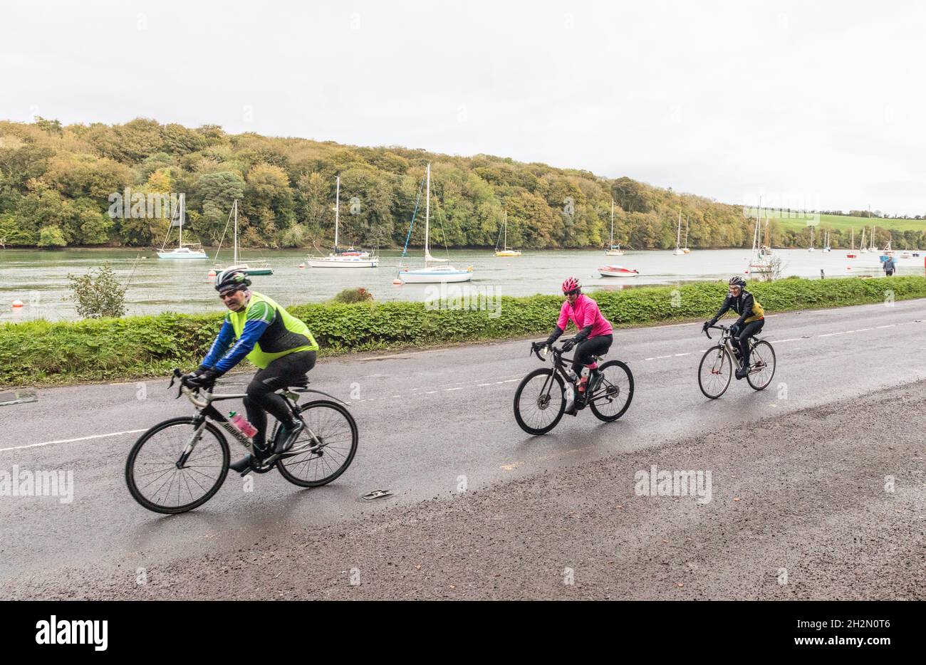 Crosshaven, Cork, Irlande.23 octobre 2021.Crosshaven, Cork, Irlande.23 octobre 2021.Les participants au fort 2 fort Charity cycle passent devant la pittoresque piscine de Drake à Crosshaven Co. Cork.Le cycle vise à recueillir des fonds pour la Fondation de l'hôpital universitaire Mercy, quatre Lions Clubs de la ville et du comté de Cork et la restauration de Camden fort Meagher.- photo David Creedon crédit: David Creedon/Alamy Live News Banque D'Images