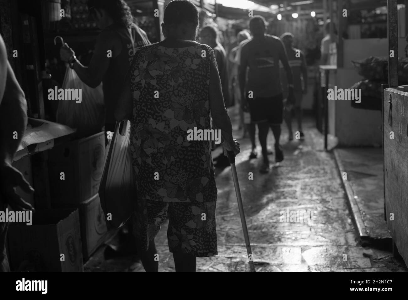 Salvador, Bahia, Brésil - 29 juin 2019: Les gens qui se déplacent autour de la foire de Sao Joaquim cherchent à acheter de la nourriture et des marchandises. Banque D'Images