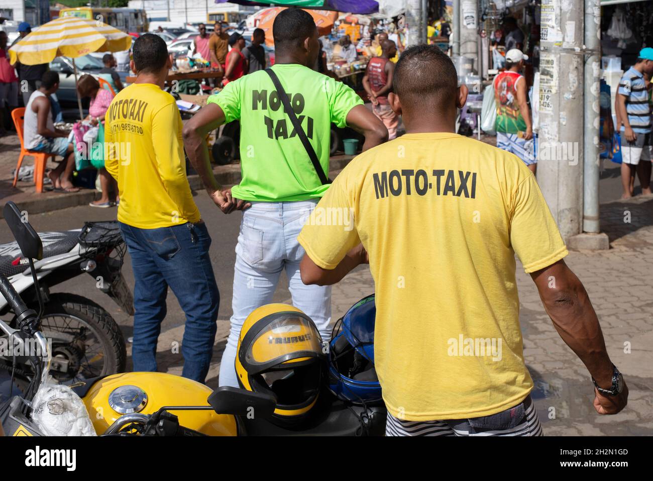 Salvador, Bahia, Brésil - juin 29.2019: Travailleurs du transport urbain de Salvador attendant des passagers à la foire de São Joaquim. Banque D'Images