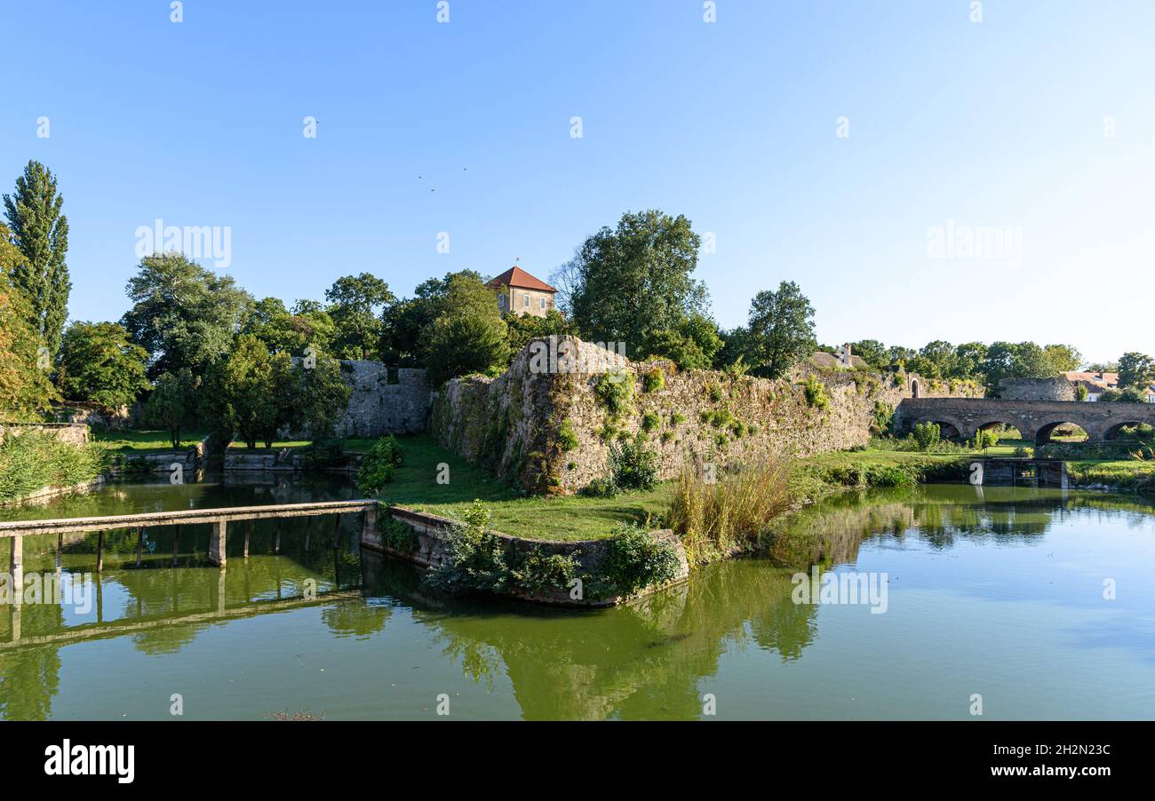 La lande qui entoure le château de Tata avec le reste des vieux murs fortifiés Banque D'Images