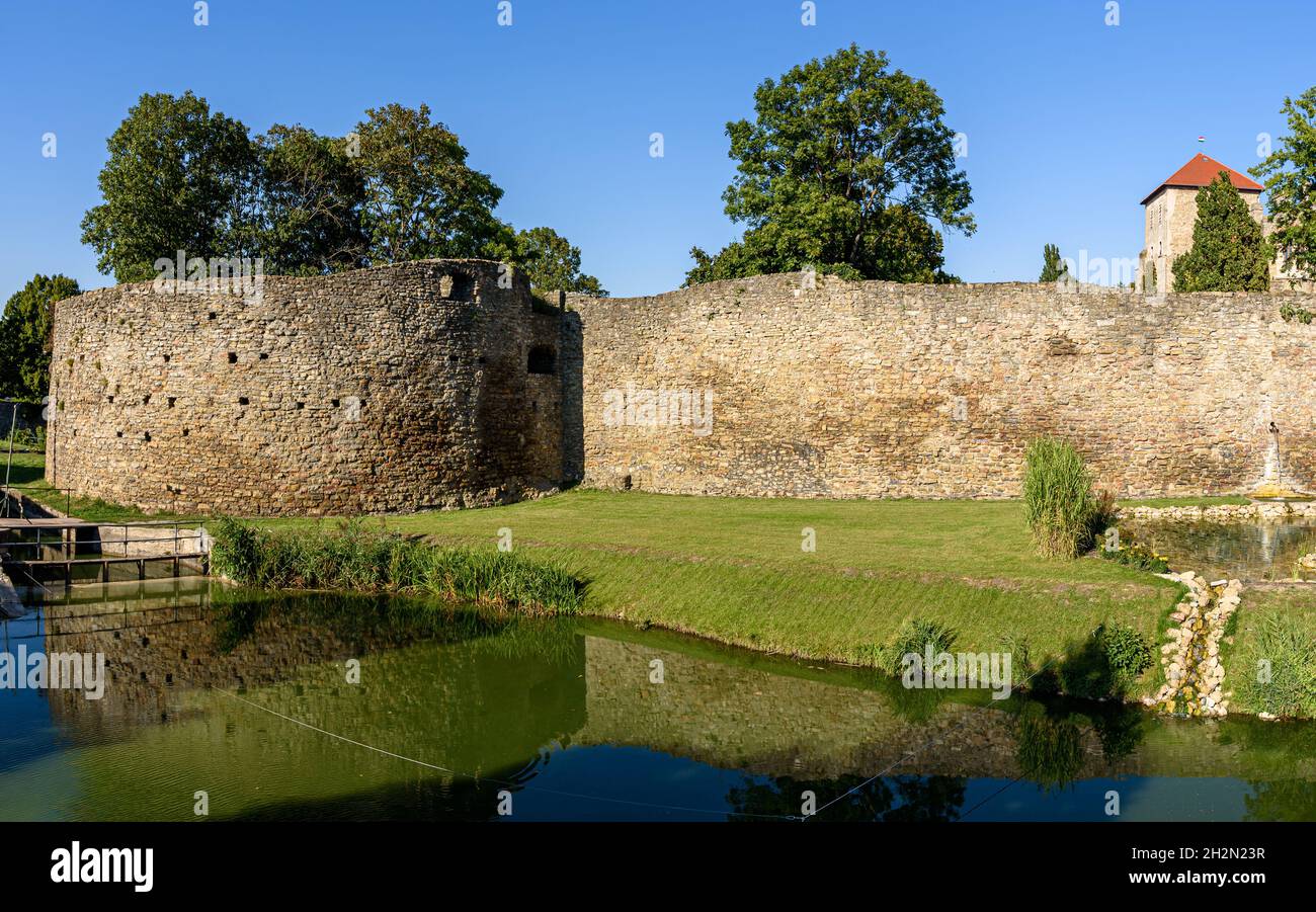 La lande qui entoure le château de Tata avec le reste des vieux murs fortifiés Banque D'Images